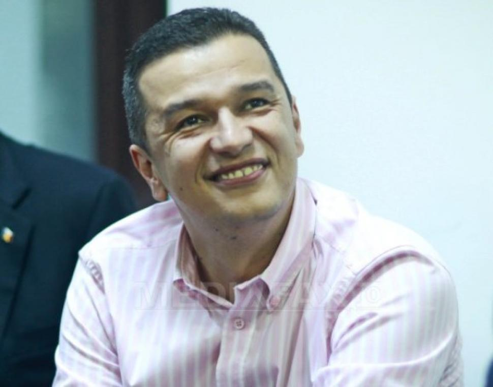 GeorgeMioc's tweet photo. E atât de mult zgomot și haos în politica românească încât uităm de unde a pornit tot: 
PSD s-a aliat cu AUR și au dat jos Guvernul. Eugen Tomac a fost o soluție, avea proiecte de dreapta, pregătea reunificarea cu Basarabia, iar o mare parte dintre miniștrii erau oameni pregătiți și corecți. Dar PSD, după ce a dărâmat, a fost incapabil să construiască, să găsească soluții, așa că România este complet blocată.
Nu trebuie să uităm și, cât va dura această criză, voi continua să o reamintesc. Dacă lăsăm PSD să scape nesancționat, va continua. Va mai da jos guverne doar ca să-și protejeze clientela politică și rețelele de sifonat bani de la stat. Dezastrul care se preconizează în finanțele publice de la PSD a pornit.