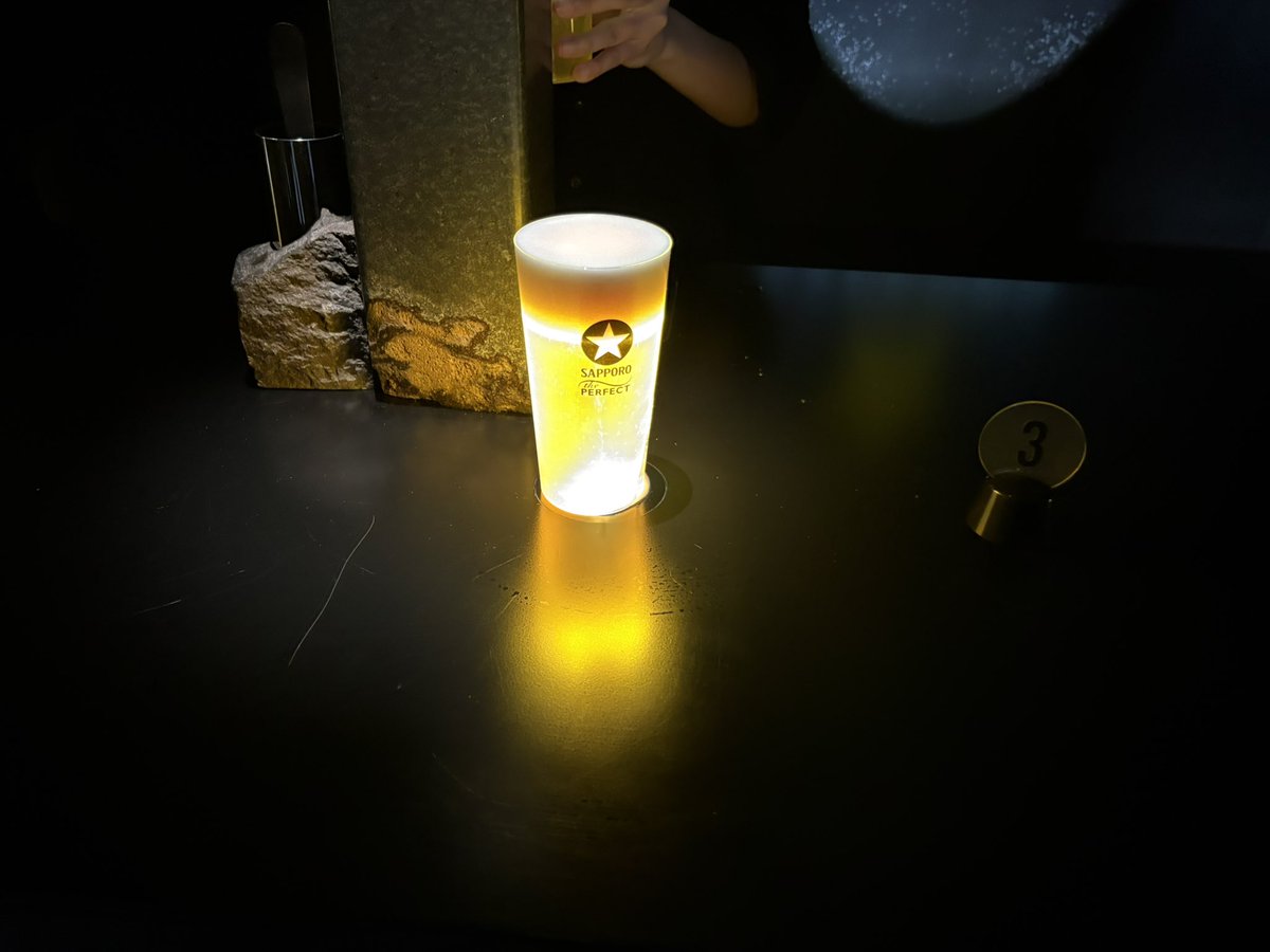 JacksonTaro's tweet photo. なんかイベントやるなら一杯飲みたいな〜と思って、Perfect黒ラベルの体験イベントに突
体験になるとは思ってなくて、一杯入れるだけやろと正直貧乏ゆすりしたんじゃが、神秘的な泡の演出でした。
ツッコミどころ満載でしたが味は間違いない。最後までめちゃくちゃクリーミーでした。足元照らして💡⁉️ https://t.co/xmi61170lj