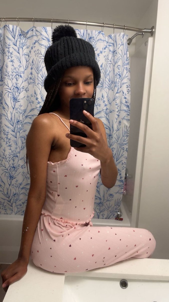 petitechocol's tweet photo. 👀 I’m live right now… come see what everyone’s missing. 💕 Link in comments https://t.co/0wcs4HDqp6