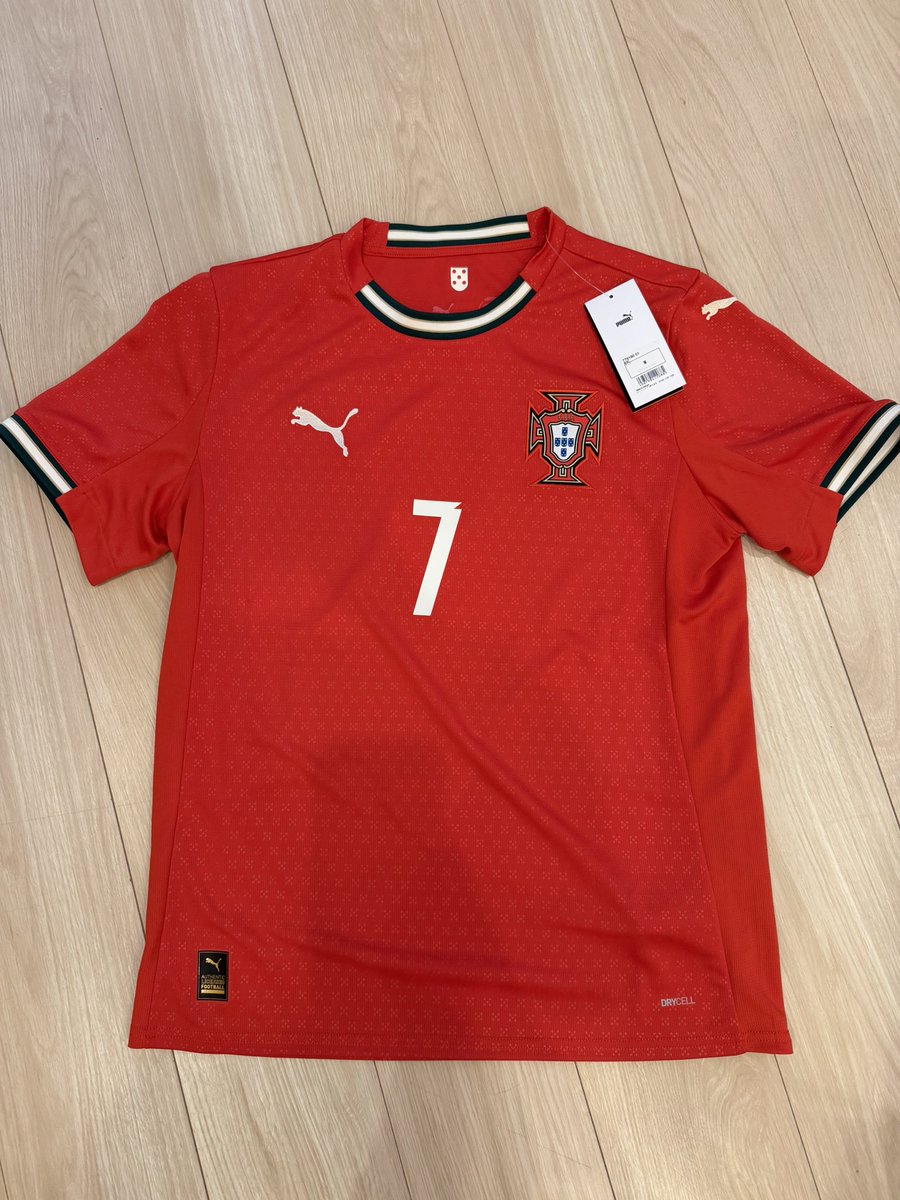 Tsucci8k's tweet photo. 恐らく代表ラストとなるであろうCR7のユニフォーム🇵🇹
どこも完売の中ようやく見つけて、届いたら前モデル。
普段利用しない所だったため事前に問い合わせも行い、商品ページに記載のメーカー品番まで確認しての購入だったこともあり、さすがに納得できず。
交換がベストですが、無理なら返品します。 https://t.co/C2gfTbfs8f
