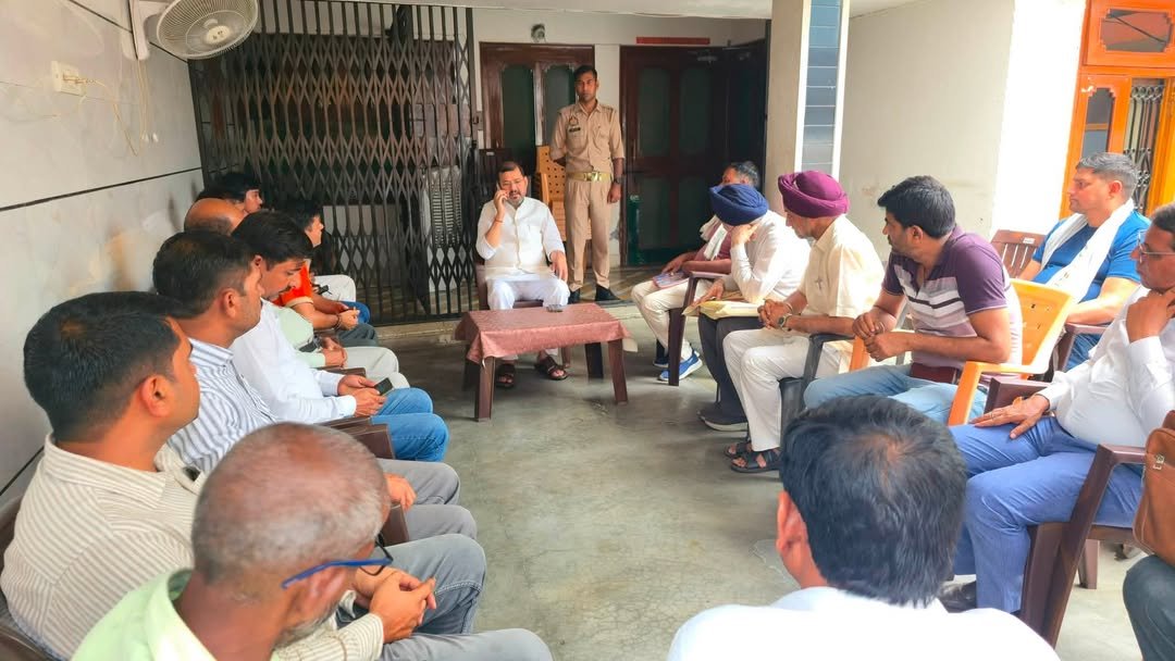 Ashokkatariya9's tweet photo. जनहित सर्वोपरि ।
आज धामपुर आवास पर शिष्टाचार भेंट एवं जनसमस्याओं के निराकरण में सहायक बनते हुए । https://t.co/HFnJRS9obf