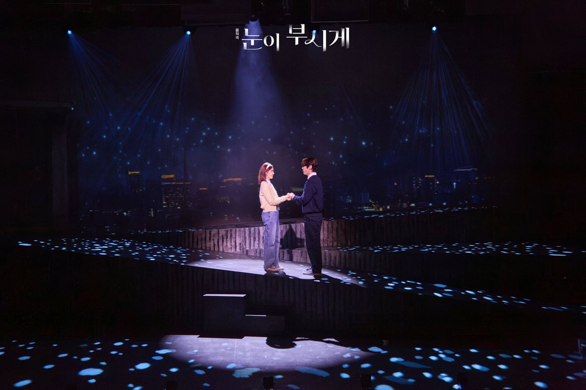 1214_june's tweet photo. <눈이 부시게>에서 서빈이가 나오는 장면들중에서 특히 재미있었던 장면들 😁
💍 준하가 여주인공에게  프로포즈하고 반지를  끼워주려다가 개천에 떨어뜨러서 야단법석을 떨며 찾는 장면 
👶 갓난 아들을 어떻게 안아야 할지 몰라서 초보아빠 준하가 당황하는 장면
#눈이부시게 #윤서빈 
#YoonSeobin https://t.co/JGVXTM2XUC