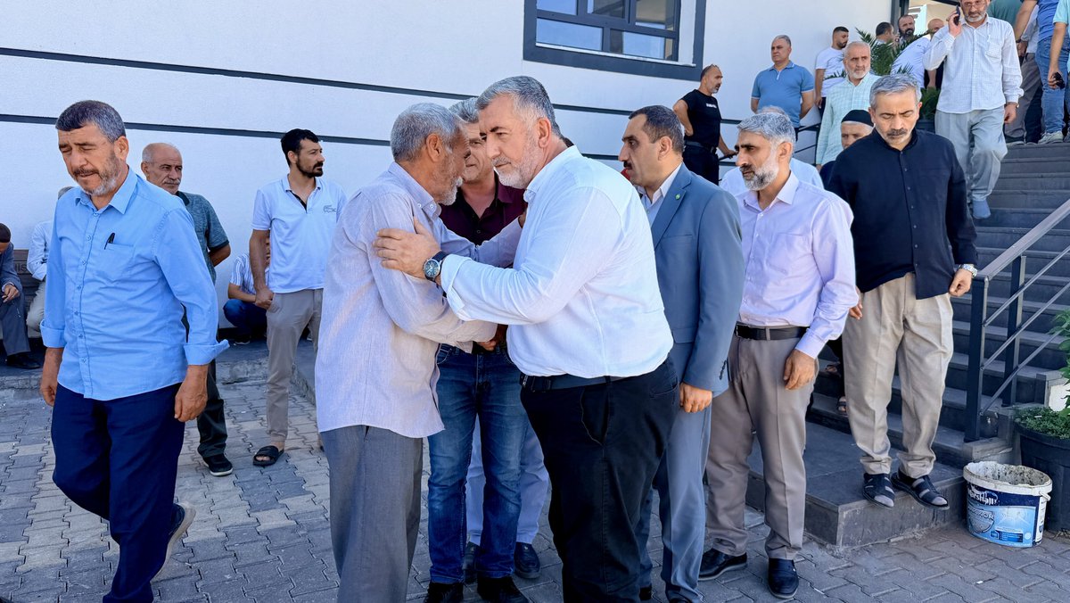 HudaPar21's tweet photo. Bingöl'ün Genç ilçesinde Sarım Çayı'nda akıntıya kapıldıktan sonra 17 gün süren arama çalışmalarının ardından cansız bedenine ulaşılan Diyarbakırlı gencimiz Vedat Karabulut'un (33) ailesine taziye ziyaretinde bulunduk.

İl Başkanımız Zeynul Abidin Gülsever, Çınar İlçe Başkanımız Aziz Tekdal ve beraberindeki heyetimiz, Mazıdağlılar Taziye Evi'nde Karabulut ailesine taziyelerini iletti.

Milletvekilimiz Faruk Dinç de Karabulut ailesini telefonla arayarak başsağlığı dileklerini iletti.

Merhuma Allah'tan rahmet; kederli ailesine, yakınlarına ve sevenlerine sabr-ı cemil diliyoruz. Mekânı cennet olsun.
