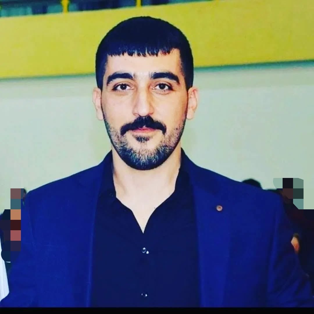 HudaPar21's tweet photo. Bingöl'ün Genç ilçesinde Sarım Çayı'nda akıntıya kapıldıktan sonra 17 gün süren arama çalışmalarının ardından cansız bedenine ulaşılan Diyarbakırlı gencimiz Vedat Karabulut'un (33) ailesine taziye ziyaretinde bulunduk.

İl Başkanımız Zeynul Abidin Gülsever, Çınar İlçe Başkanımız Aziz Tekdal ve beraberindeki heyetimiz, Mazıdağlılar Taziye Evi'nde Karabulut ailesine taziyelerini iletti.

Milletvekilimiz Faruk Dinç de Karabulut ailesini telefonla arayarak başsağlığı dileklerini iletti.

Merhuma Allah'tan rahmet; kederli ailesine, yakınlarına ve sevenlerine sabr-ı cemil diliyoruz. Mekânı cennet olsun.