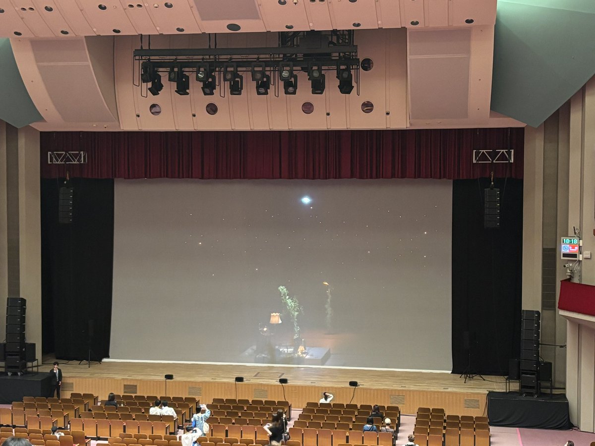 norawann's tweet photo. 開場してホールに入り着席✨まもなく開演ワクワク😆
#青葉市子 #文月の衣紋に綴る熱帯魚 #NHKホール https://t.co/VjCaAeTi7C