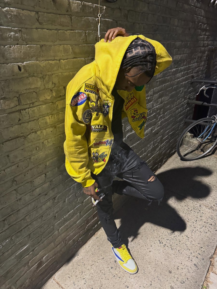 Crime_In_NYC's tweet photo. This was yesterday's fatal shooting victim in Coney Island.

Truron Roach-Martin, 24, a drill rapper who performed under the name “Briscoe,” was shot in the face and chest around 9:20 a.m.

The photo was posted to his drill rap page on Instagram, called Official Briscoe Bands ("@"briscoeb93).

The page's slogan is "Still Drenching".

"Drench" is the name of a gang based in Brooklyn. See, for example, this indictment announcement from the Brooklyn DA's office https://t.co/rzdahFoPRi.