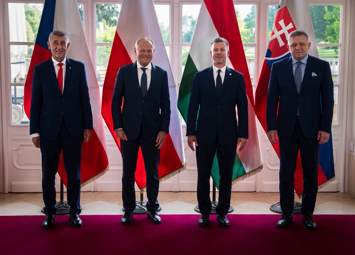 IES_Lublin's tweet photo. 🇵🇱🇨🇿🇸🇰🇭🇺 Od politycznej jedności do wspólnoty interesów. Tak, zdaniem Agaty Tatarenko i Jakuba Bornio, zmienia się rola Grupy Wyszehradzkiej.

Po ponad dwóch latach premierzy V4 wrócili do wspólnych spotkań, ale celem nie jest odbudowa formatu sprzed 2022 r. Współpraca ma koncentrować się tam, gdzie interesy państw Europy Środkowej są zbieżne.

📖 Zachęcamy do lektury: https://t.co/o59LHYx9UD

#V4 #EuropaŚrodkowa #UE #europa