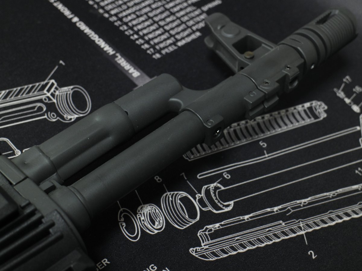 PH_atsugi's tweet photo. APS 新製品

AK74 Tactical

AK-74を近代化させたモデルです！
ハンドガードの4面レール、や上面の20mmレールで様々な拡張が可能、マガジンキャッチも押し下げるタイプに改造されています！(平) https://t.co/pgX4pQFiQa