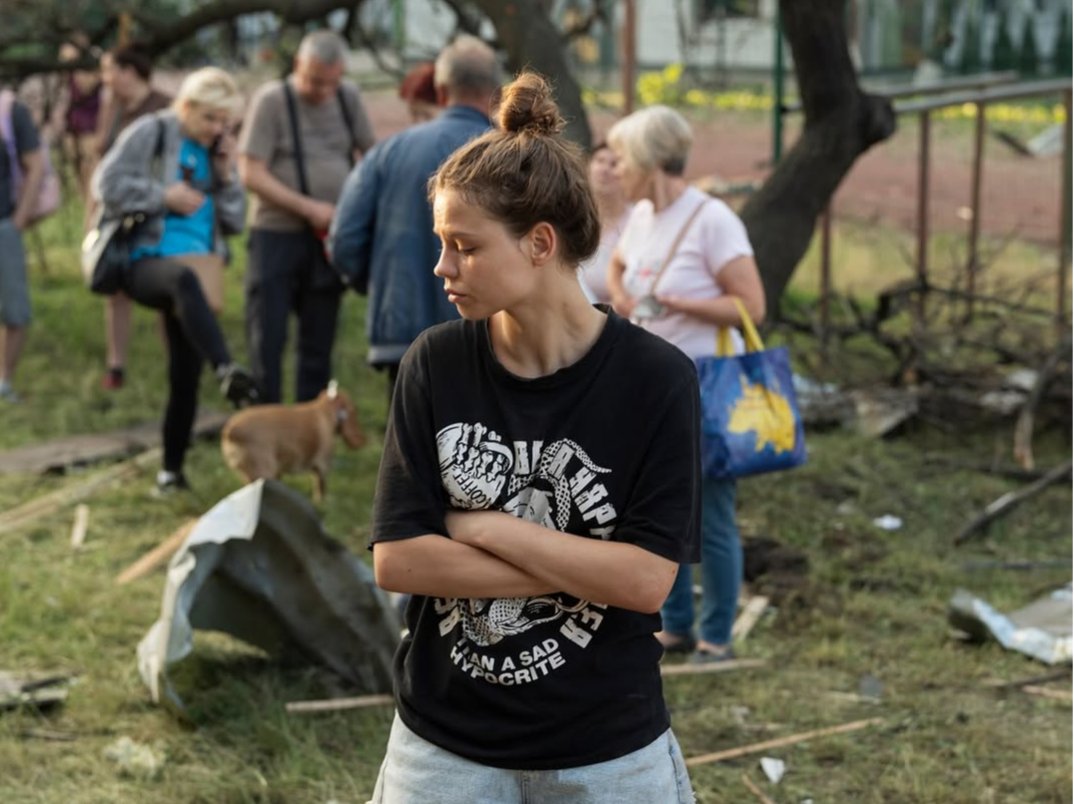 SbastienLebret8's tweet photo. celle tout au bord

#FightingWithUkraine🇺🇦

"La guerre, ce sont les noms propres"
Un récit d'#ArianeChemin,  grand reporter au "Monde"
Editions du sous-sol, 2026
@ArianeChemin

les mémoires mêlées  de deux écrivains ukrainiens en guerre : #VictoriaAmelina et #VolodymyrVakulenko 

"Victoria Amelina s'était jusqu'ici tenue à l'écart de la poésie. Désormais elle trouve le roman inapte à raconter la tragédie en cours. La réalité dépasse tous les jours la fiction, et rend toute quête d'une intrigue superflue, voire déplacée. Elle le décrit dans un poème : la violence de la guerre ”dévore la ponctuation et la cohérence du récit", la langue se retrouve comme "explosée par un obus". La poésie, par temps de détresse, est en revanche si simple. Elle est l'art de l'urgence. Au front, des soldats riment dans leurs tranchées et postent leurs haïkus sur les réseaux. Et Victoria, qui parcourt le pays d'un bout à l'autre, note ses vers entre deux départs - d'un train, d' une voiture, sous un abri :

Sur tout le pays, une alerte aérienne
Comme si à la mort on nous conduisait
Tous
Alors que seule une personne sera touchée
Celle tout au bord, en général
Mais aujourd'hui ce n'est pas ton tour
Fin de l'alerte

 📸 gauche : par Aleksis Cavaillez, Victoria Amelina en  illustration de la couverture du récit d'Ariane Chemin
📸 droite : par #MashaMaslov le matin du 2 juillet 2026 à Kyiv après une attaque massive  de drones et missiles russes sur la capitale ukrainienne
"Horrific night in Kyiv"