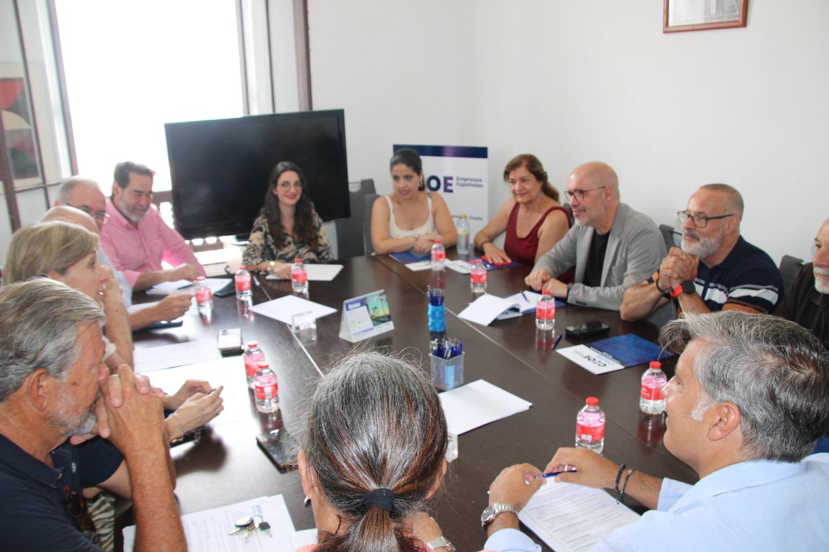 ccoodeceuta's tweet photo. 🔴 @UnaiSordo, secretario general de @CCOO, se reúne con la Confederación de Empresarios de Ceuta para abordar distintos asuntos para mejorar las condiciones laborales y salariales de las personas trabajadoras. https://t.co/7vxCvJHyJg