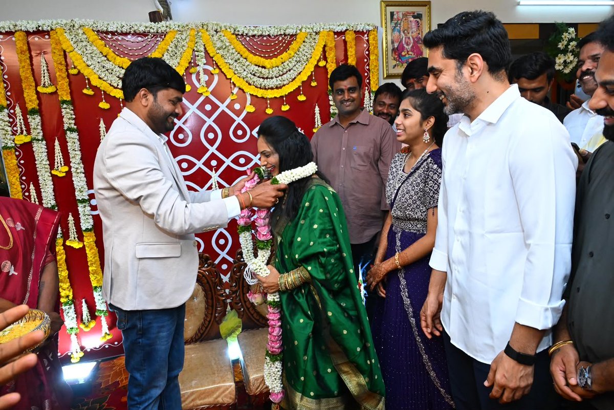 naralokesh's tweet photo. తిరుపతి భూపాల్ హౌసింగ్ లోని సోషల్ మీడియా యాక్టివిస్ట్ కే.గౌతమి శ్వేత నివాసాన్ని సందర్శించాను. కాబోయే నూతన వధూవరులు ఏపీ కమ్మ సంక్షేమ, అభివృద్ధి కార్పోరేషన్ ఛైర్మన్ నాదెండ్ల బ్రహ్మం చౌదరి, కే.గౌతమి శ్వేతలను ఆశీర్వదించాను. https://t.co/VC08y6iXhB