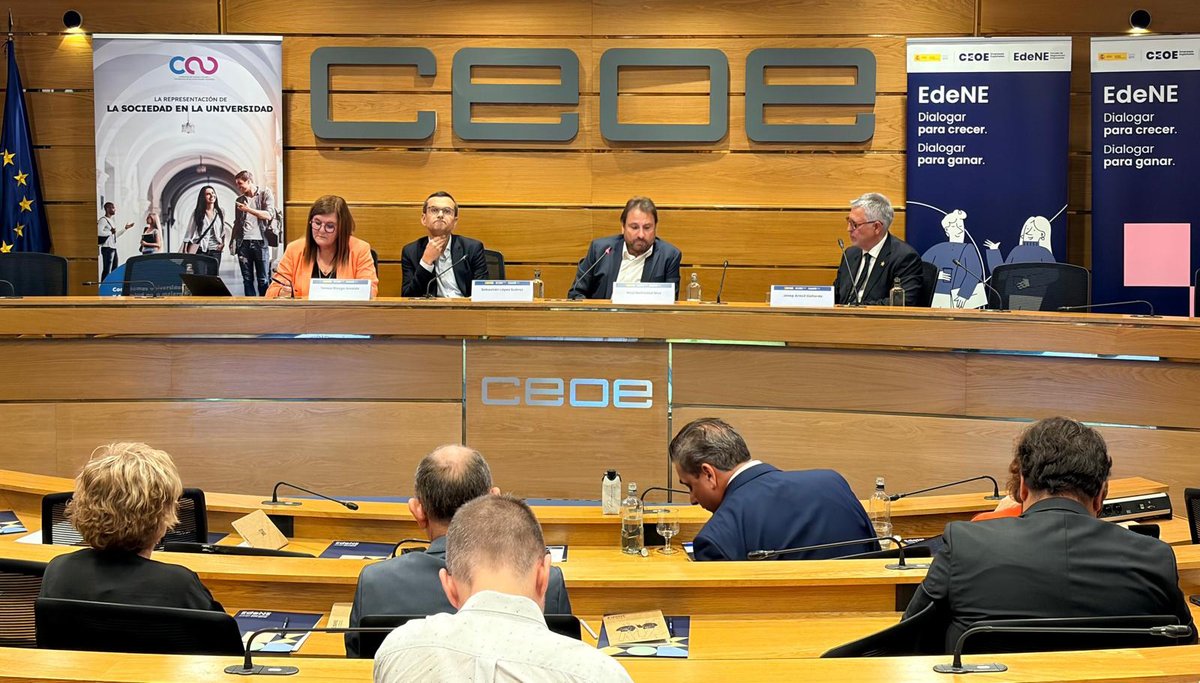AMETIC_es's tweet photo. 🎓 La colaboración universidad-empresa fue el eje de la jornada técnica "Propuestas empresariales en la negociación del sistema universitario. Gobernanza colaborativa Universidad-Empresa para el desarrollo económico y social", organizada por EdeNE, la Escuela de Negociación Empresarial de @CEOE_ES, junto a la Conferencia de Consejos Sociales de las Universidades Españolas (CCS).
🏛️ El encuentro se abrió con la intervención institucional de José Alberto González-Martínez, secretario general de CEOE, y de Ángela Santianes, presidenta de la Conferencia de Consejos Sociales y presidencias de las universidades españolas.
💬 Por parte de AMETIC participó Beatriz García-Quismondo, directora de políticas digitales y talento digital, que puso el foco en reforzar la colaboración universidad-empresa para reducir la brecha entre formación y mercado laboral. Defendió también la necesidad de prácticas y formación dual de calidad, con un marco estable y mayor implicación empresarial, y situó el aprendizaje continuo y las competencias digitales como claves de la empleabilidad.
⚙️ La jornada se estructuró en tres mesas de debate, sobre gobernanza colaborativa y buen gobierno, formación y empleabilidad, e innovación y transferencia de conocimiento.
📊 Josep Aracil, presidente de la Comisión de I+D+i de CEOE y miembro del Comité Ejecutivo de AMETIC, moderó la última mesa, centrada en la necesidad de mantener la inversión en innovación para sostener la competitividad de España.
Seguimos trabajando para fortalecer los puentes entre el sistema universitario y el tejido empresarial, clave para el talento y la innovación del futuro.
#TalentoDigital #FormaciónDual #Innovación #AMETIC