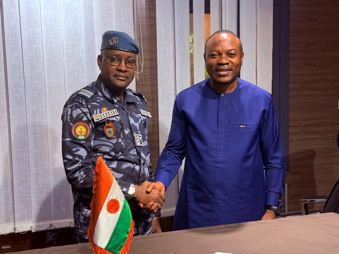 WFP_Niger's tweet photo. Le Ministre de l’Agriculture et de l’Élevage, Col Mahaman Elhadj Ousmane, a reçu le nouveau Directeur Pays du PAM Niger, Guy Adoua. 🇳🇪🤝🌾
Au cœur des échanges : souveraineté alimentaire, résilience et renforcement du partenariat au service des communautés.
#Niger #wfp #resilence https://t.co/sI96z1Gkdt