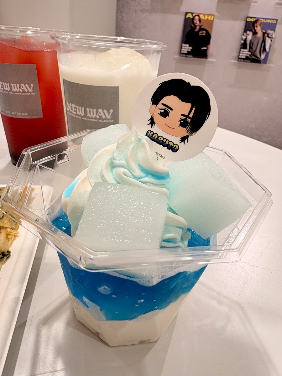yg_treasure_jp's tweet photo. [💎]#TREASURE_INFO

🫧🍉┈┈┈┈┈┈┈┈┈┈
𝙏𝙍𝙀𝘼𝙎𝙐𝙍𝙀 𝙏𝙃𝙀 𝙎𝙏𝘼𝙂𝙀 𝟮𝟬𝟮𝟲 
𝙉𝙀𝙒 𝙒𝘼𝙑 : 𝙇𝙄𝙑𝙀 𝙄𝙉 𝙅𝘼𝙋𝘼𝙉
𝙋𝙊𝙋-𝙐𝙋 𝙎𝙏𝙊𝙍𝙀
┈┈┈┈┈┈┈┈┈┈🏖🩵

大阪会場限定の
クリアカード（ランダム全10種）つき
コラボメニューが好評販売中🍹

2Fのコミュニティエリアではお食事やドリンクとともに、各種フォトスポットもお楽しみいただけますのでお見逃しなく🎵

みなさまのご来店をお待ちしております💙

詳細はこちら
🔗https://t.co/NjbMUwulQv

#TREASURE #트레저 #トレジャー #YG
