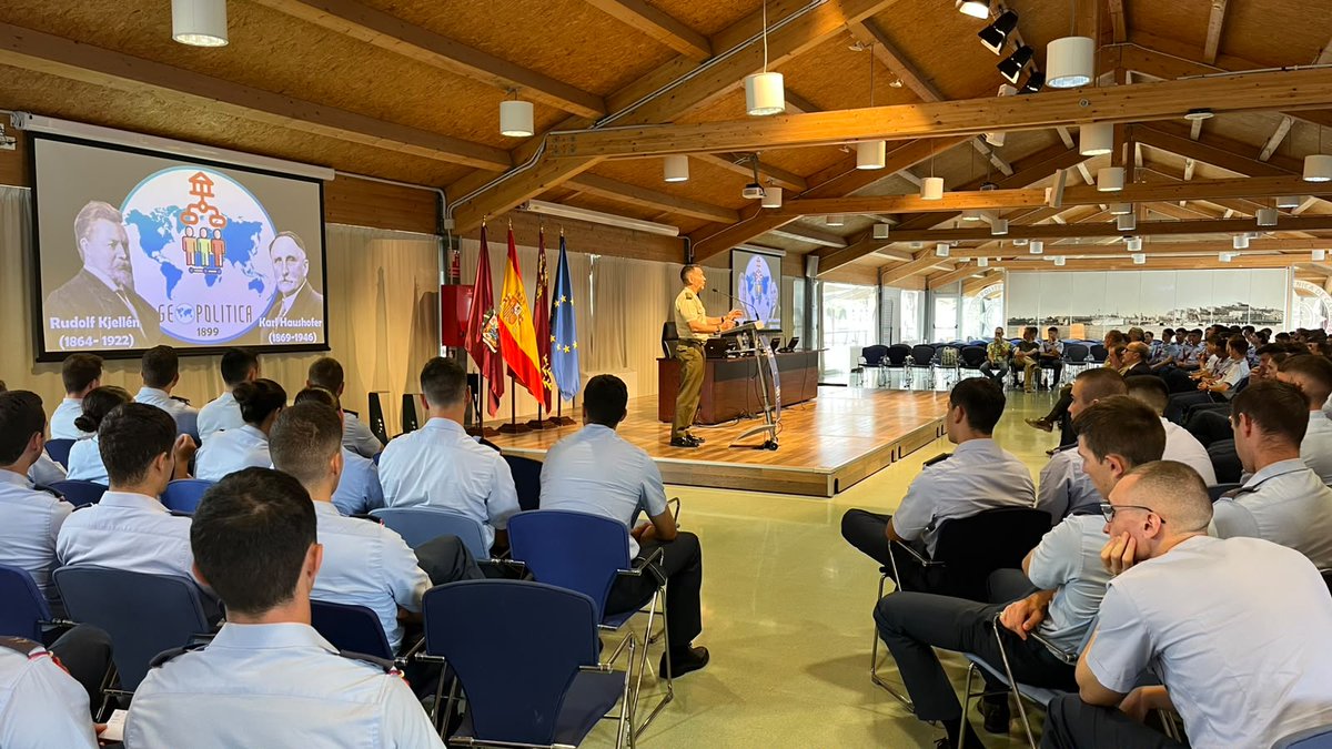UPCToficial's tweet photo. Arranca la tercera jornada del curso de verano sobre #Geopolítica con las ponencias de Vicente Martínez-Esparza, de ESFAS (CESEDEN) y Manuel, de la Escuela de Guerra y de Liderazgo del Ejército de Tierra. 👉Síguelo en directo a través de Zoom o en diferido hasta noviembre. https://t.co/dj2YjT3Hjo