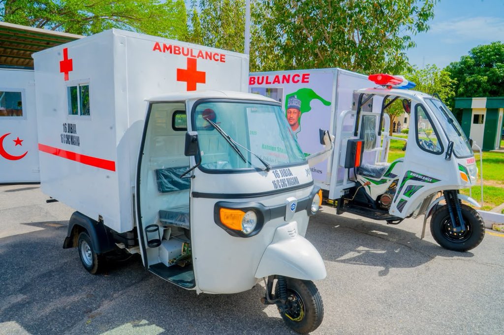 abbkar_ai's tweet photo. The men who ride in cars worth hundreds of millions shared a keke ambulance to the hospitals. 

wallah, Nigerian politicians are cruel. 🥲💔 https://t.co/dqEjg7PpEs