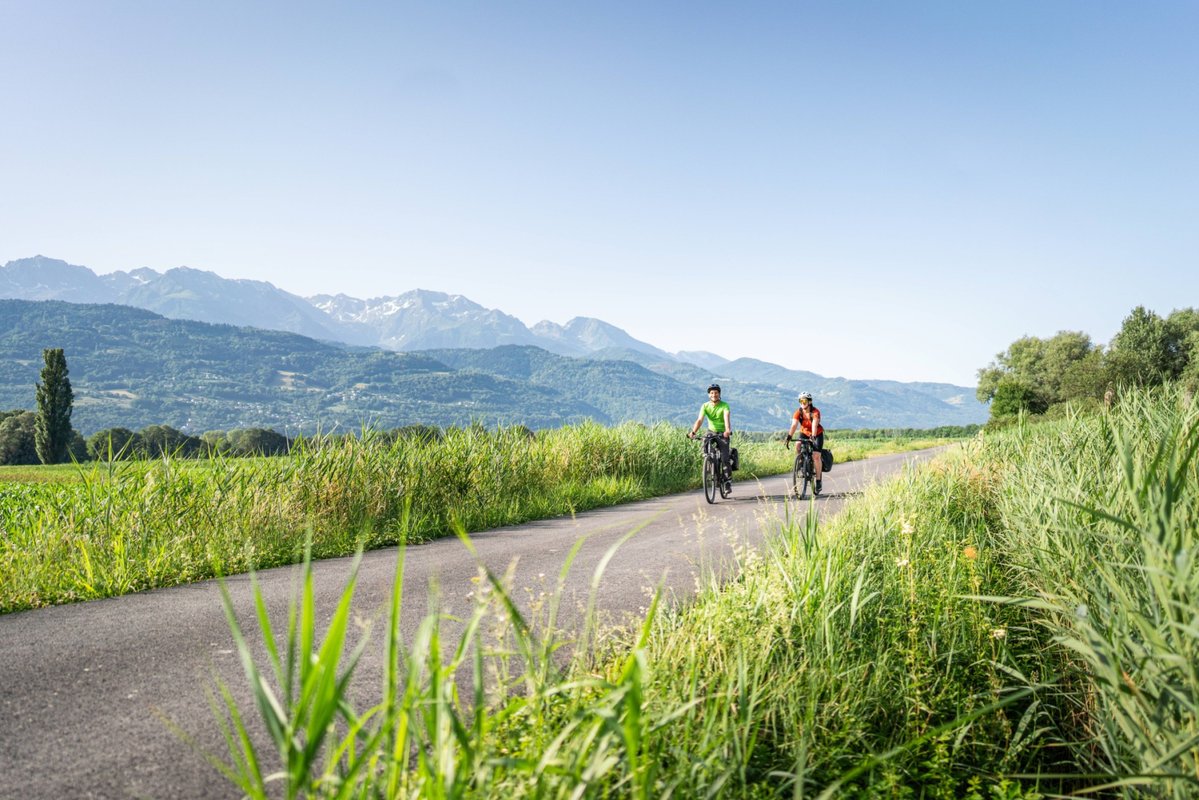 CDIsere's tweet photo. Des berges du Rhône aux cols de l’Oisans l’Isère déroule 370 km de voies cyclables. Le Département trace la route à tous les cyclos avec une ambition réaffirmée : positionner l’Isère comme LA terre de vélo !
Un dossier Isère Mag à découvrir  : https://t.co/iRV1MSCFOs https://t.co/l80DOdTN3P