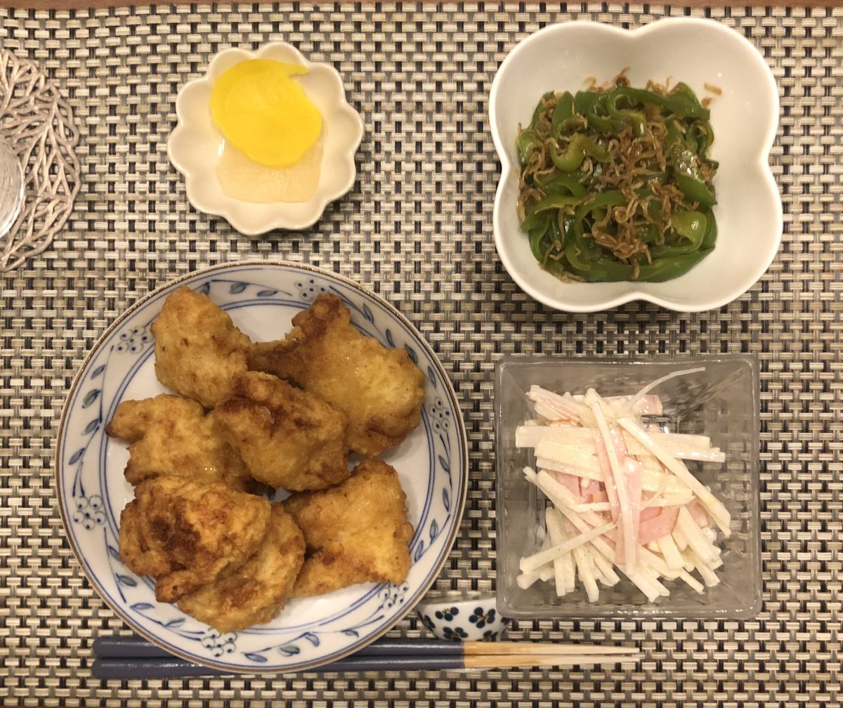 m562212's tweet photo. 夕食のパパごはん😋

とり天(冷凍)
たくあん(市販)
大根とハムのマヨサラダ(パパ)
しらすとピーマンの
甘辛炒め(パパ)
#おうちごはん https://t.co/ks14goPtM1