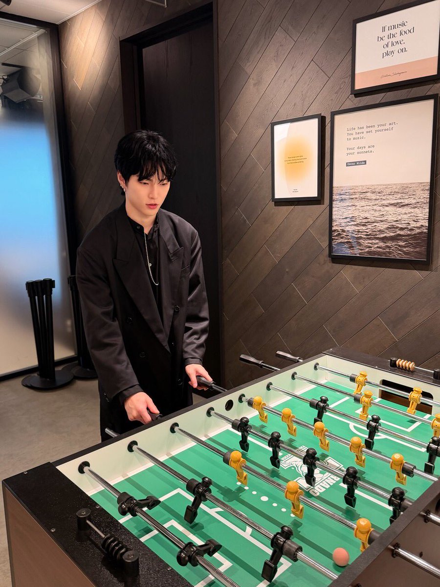 xx__archive's tweet photo. 260702 #XNGHAN LINE 💬

“playing soccer game during the shoot⚽️!” https://t.co/mWR8slyFBW