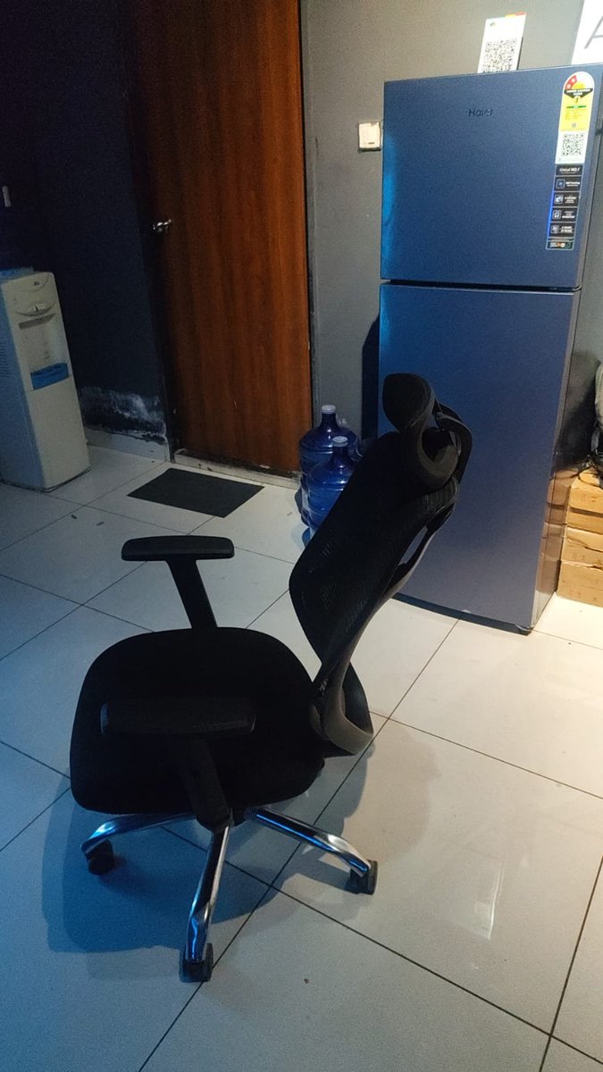 vipul8521's tweet photo. #cellbell #chairs #sharktank We run a gaming café and bought your chairs, but after just 1 year, all are unusable. Support refuses help as warranty expired in April 2026. Such poor durability is unacceptable. Please provide a resolution. https://t.co/hQkFLZVDh7