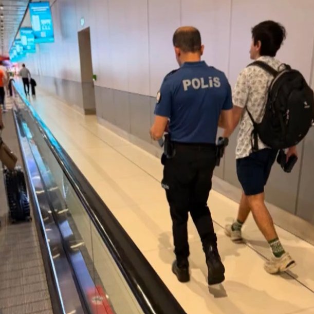 etkilihaberyeni's tweet photo. A Haber, Deniz Göktaş'ın gözaltı fotoğrafını yayınladı. https://t.co/l9ZVu0UQbv