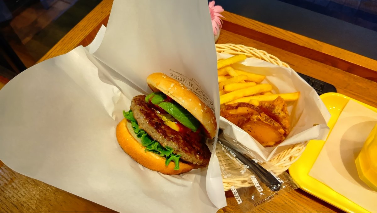silmenia's tweet photo. にせんべろinフレッシュネスバーガー https://t.co/lejdZXuNNZ