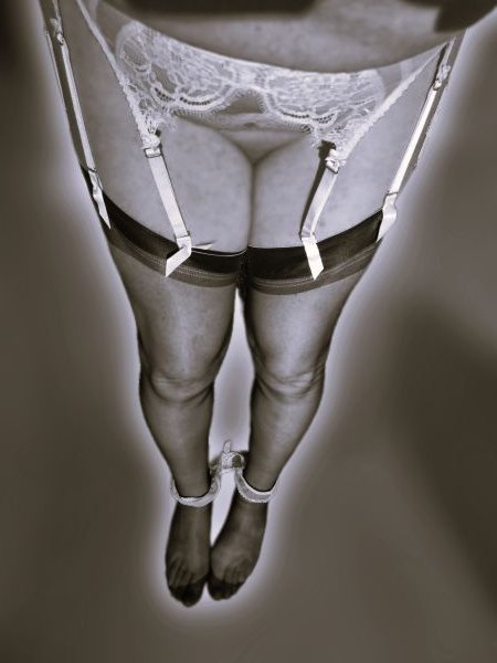 Johanna_7878's tweet photo. Coucou,
Je vous souhaite un agréable #JeudiEnNoirEtBlanc avec, au passage, un discret #JeudiPussy 😘
Très belle journée à vous ! 😘
@PartageDefiHot @JoliesFormes8
#nylon #basnylon #stockings #fullyfashioned #lingerie https://t.co/lMvDSdyX26