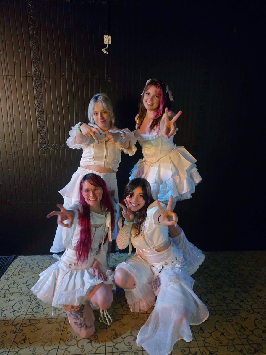 CosmicBatt's tweet photo. Our Sydney trip is getting closer and closer! Only 6 more days till we fly out! 
 ────୨ৎ────
@acemetric_nz @smashcon 
#kaigaiidol #netidol #kaigai #overseasidol #海外アイドル https://t.co/w2dodiutDH