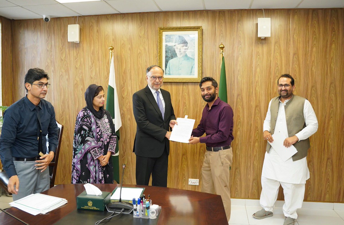 betterpakistan's tweet photo. جب مجھے The Wharton School میں داخلہ ملا تو میرے پاس اتنے وسائل نہیں تھے کہ وہاں کی تعلیم کے اخراجات برداشت کر سکتا۔ اُس وقت پاکستان بینکنگ کونسل کی قرضِ حسنہ اسکیم موجود تھی، جس کے تحت مجھے بلا سود تعلیمی قرضہ ملا، اور اسی کی بدولت میں دنیا کے بہترین تعلیمی اداروں میں سے ایک سے اعلیٰ تعلیم حاصل کرنے کا خواب پورا کر سکا۔
اسی ذاتی تجربے نے مجھے National Endowment Scholarships for Talent (موجودہ PakEEF) کے قیام کی ترغیب دی، تاکہ مالی مشکلات کسی بھی باصلاحیت پاکستانی نوجوان کے خوابوں اور دنیا کی بہترین جامعات تک رسائی میں رکاوٹ نہ بنیں۔
بدقسمتی سے 2018 کے بعد یہ اسکالرشپس بند کر دی گئیں، تاہم مجھے خوشی ہے کہ اب ان کا دوبارہ اجراء کر دیا گیا ہے۔ آج مجھے تین ہونہار نوجوانوں سے ملاقات کا موقع ملا جو University of Chicago، University of Oxford اور Yale University میں اس سکیم سے فائدہ اٹھا کر اپنے تعلیمی سفر کا آغاز کرنے جا رہے ہیں۔
میں نے انہیں تلقین کی کہ وہ دنیا کی بہترین جامعات سے علم، مہارت، تحقیق اور قیادت کے جدید تقاضے سیکھ کر وطن واپس آئیں اور پاکستان کی تعمیر و ترقی میں قائدانہ کردار ادا کریں۔ ہماری حقیقی قومی دولت ہمارے نوجوان ہیں، اور پاکستان کا روشن مستقبل انہی باصلاحیت، محنتی اور پُرعزم نوجوانوں کے ہاتھوں میں ہے۔ ان کی کامیابی ہی پاکستان کی کامیابی ہے۔