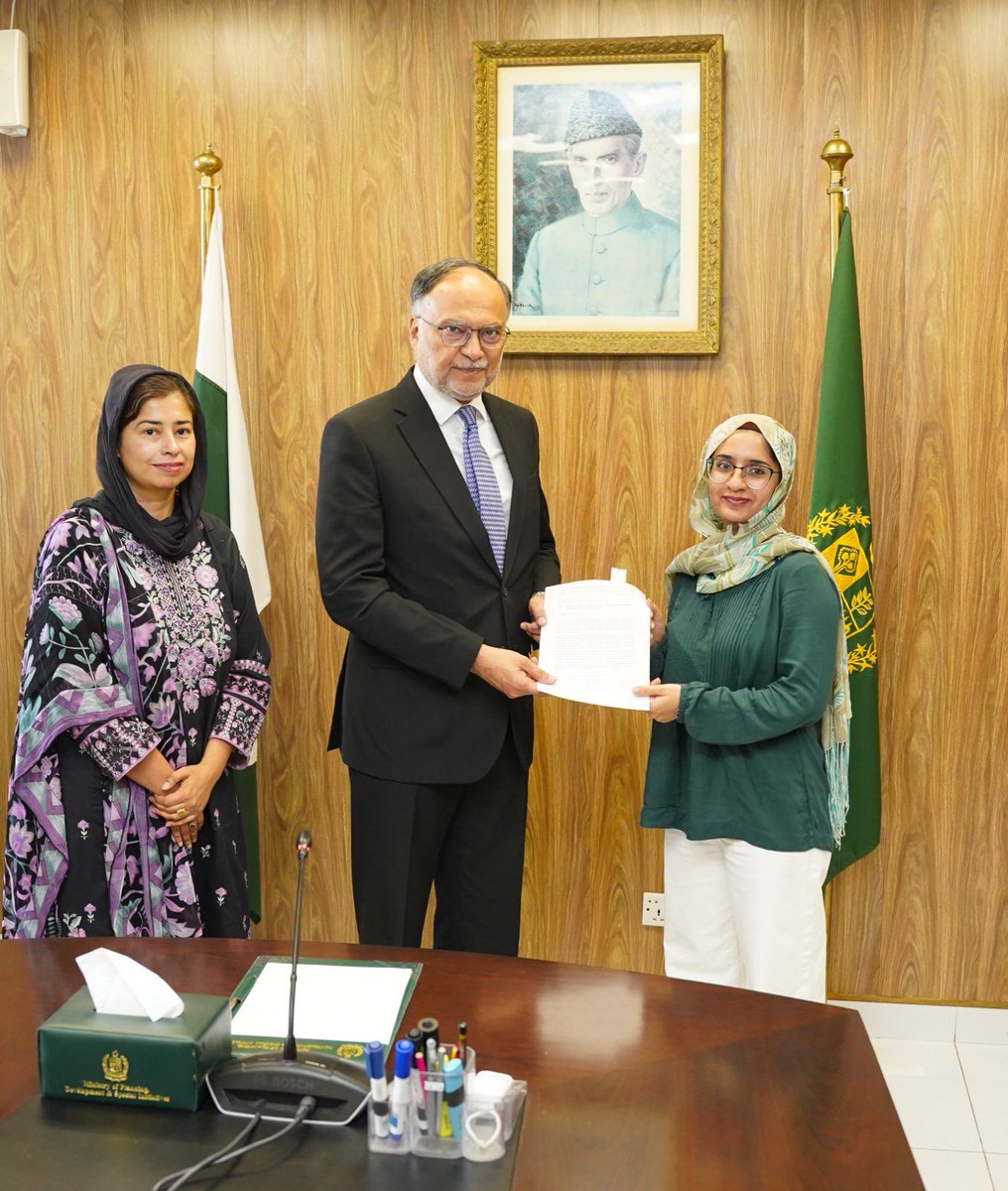 betterpakistan's tweet photo. جب مجھے The Wharton School میں داخلہ ملا تو میرے پاس اتنے وسائل نہیں تھے کہ وہاں کی تعلیم کے اخراجات برداشت کر سکتا۔ اُس وقت پاکستان بینکنگ کونسل کی قرضِ حسنہ اسکیم موجود تھی، جس کے تحت مجھے بلا سود تعلیمی قرضہ ملا، اور اسی کی بدولت میں دنیا کے بہترین تعلیمی اداروں میں سے ایک سے اعلیٰ تعلیم حاصل کرنے کا خواب پورا کر سکا۔
اسی ذاتی تجربے نے مجھے National Endowment Scholarships for Talent (موجودہ PakEEF) کے قیام کی ترغیب دی، تاکہ مالی مشکلات کسی بھی باصلاحیت پاکستانی نوجوان کے خوابوں اور دنیا کی بہترین جامعات تک رسائی میں رکاوٹ نہ بنیں۔
بدقسمتی سے 2018 کے بعد یہ اسکالرشپس بند کر دی گئیں، تاہم مجھے خوشی ہے کہ اب ان کا دوبارہ اجراء کر دیا گیا ہے۔ آج مجھے تین ہونہار نوجوانوں سے ملاقات کا موقع ملا جو University of Chicago، University of Oxford اور Yale University میں اس سکیم سے فائدہ اٹھا کر اپنے تعلیمی سفر کا آغاز کرنے جا رہے ہیں۔
میں نے انہیں تلقین کی کہ وہ دنیا کی بہترین جامعات سے علم، مہارت، تحقیق اور قیادت کے جدید تقاضے سیکھ کر وطن واپس آئیں اور پاکستان کی تعمیر و ترقی میں قائدانہ کردار ادا کریں۔ ہماری حقیقی قومی دولت ہمارے نوجوان ہیں، اور پاکستان کا روشن مستقبل انہی باصلاحیت، محنتی اور پُرعزم نوجوانوں کے ہاتھوں میں ہے۔ ان کی کامیابی ہی پاکستان کی کامیابی ہے۔