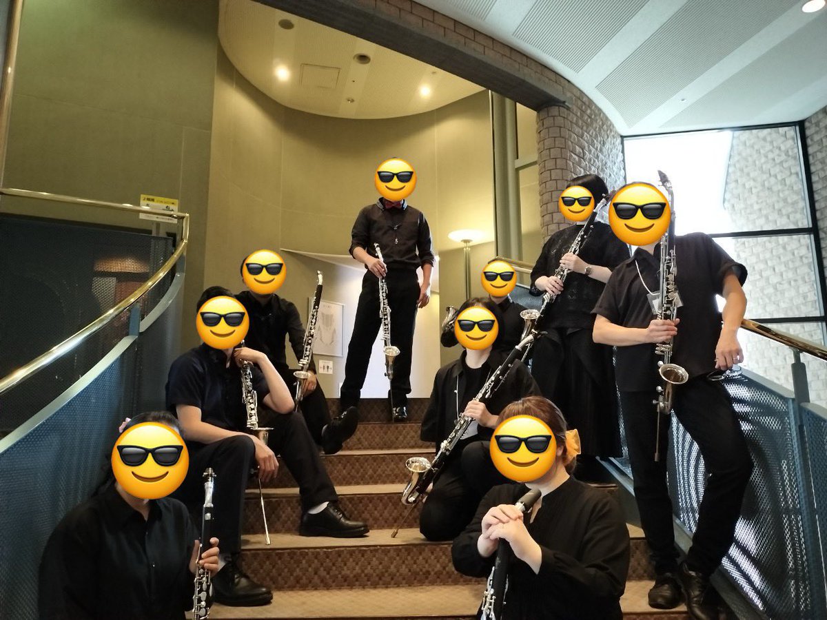 cl_moriawase's tweet photo. 【あと2日‼️】
アルトクラリネットって吹奏楽では1人居るか居ないかって感じで、希少種なのですが…
くらかるとでは沢山います❣️

複数人のアルトクラが集まるとどうなるか？？
パワーユニットになります‼️
アルトクラにもご注目💪( ¨̮  💪)
（こちらは前回演奏会の写真）
#くらかると https://t.co/ByWundzzAC