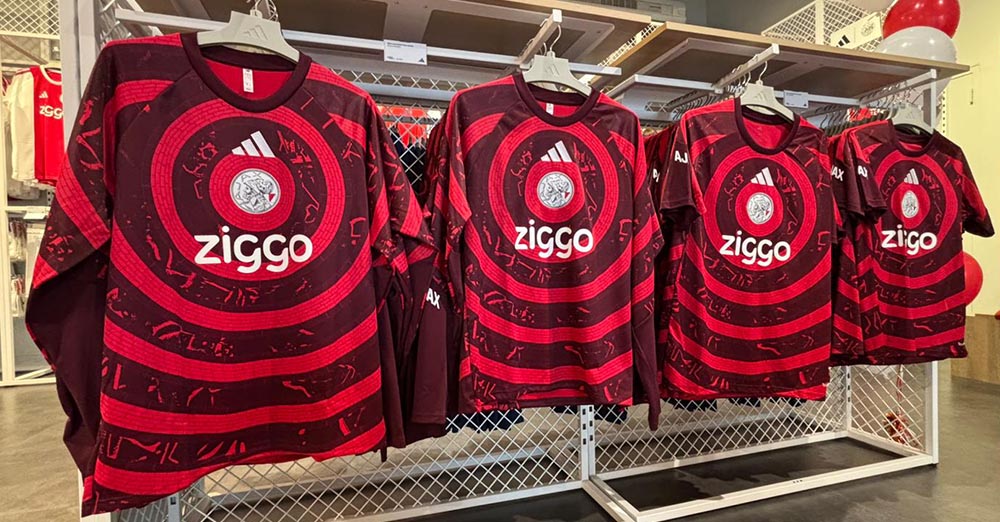 ajaxlife's tweet photo. Uitleg: Schietschijf of middenstip? https://t.co/0BauGYed6w #ajax https://t.co/1LzGscKExI