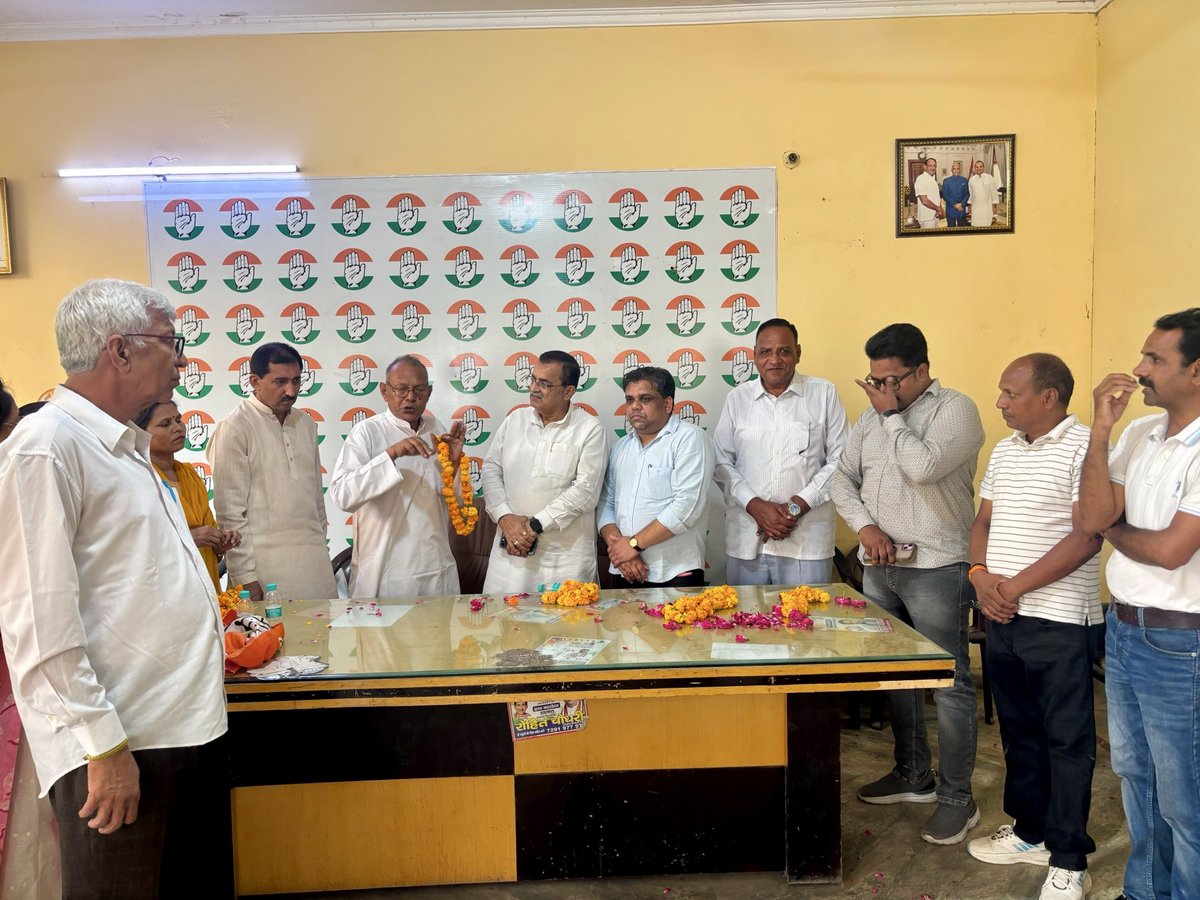 DrPKMISHRA9's tweet photo. @incdelhi के हमारे आदरणीय अध्यक्ष श्री 
@devendrayadvinc जी के आदेशानुसार आज किराड़ी जिला अध्यक्ष की मौजूदगी में निहाल विहार ब्लॉक कांग्रेस कमेटी एवं नांगलोई जाट ब्लॉक कांग्रेस कमेटी की संयुक्त मासिक मीटिंग आयोजित की गई।

- मीटिंग में मुख्य रूप से निगम पार्षद मनदीप सिंह जी, राष्ट्रीय सचिव एवं पूर्व विधानसभा प्रत्याशी रोहित चौधरी जी, पूर्व निगम पार्षद एवं BLA-1 नरेश सैनी जी, ब्लॉक अध्यक्ष रमेश कौशिक जी, ब्लॉक अध्यक्ष सुमेर सिंह वघेला जी, ब्लॉक अध्यक्ष हवा सिंह छिल्लर जी, वार्ड के BLA-2 सहित अन्य पदाधिकारी उपस्थित रहे।

- रोहित चौधरी जी ने बैठक में “एस आई आर” के बारे में विस्तारपूर्वक जानकारी दी और कार्यकर्ताओं को इसके महत्व से अवगत कराया।

- मैंने संगठन की शक्ति, कार्यकर्ताओं के दायित्व तथा आगे की रणनीति के बारे में संक्षेप में अपने विचार रखे।

- जिला अध्यक्ष वरुण ढाका जी ने सभी को साथ लेकर चलने की बात कही और कार्यकर्ताओं से आह्वान किया कि पार्टी को मजबूत करने के लिए आगे आएं।
उन्होंने कहा कि प्रदेश अध्यक्ष श्री देवेंद्र यादव जी के नेतृत्व में दिल्ली में कांग्रेस संगठन को और अधिक मजबूत बनाएं, ताकि माननीय श्री @RahulGandhi जी को 2029 में देश का प्रधानमंत्री बनाया जा सके।

सभी कार्यकर्ताओं का आभार!
एकजुटता ही हमारी ताकत है। 💪
@INCIndia @kharge 
@kcvenugopalmp 
@qazinizamuddin 

#Congress #DelhiCongress #RahulGandhi #DevendraYadav