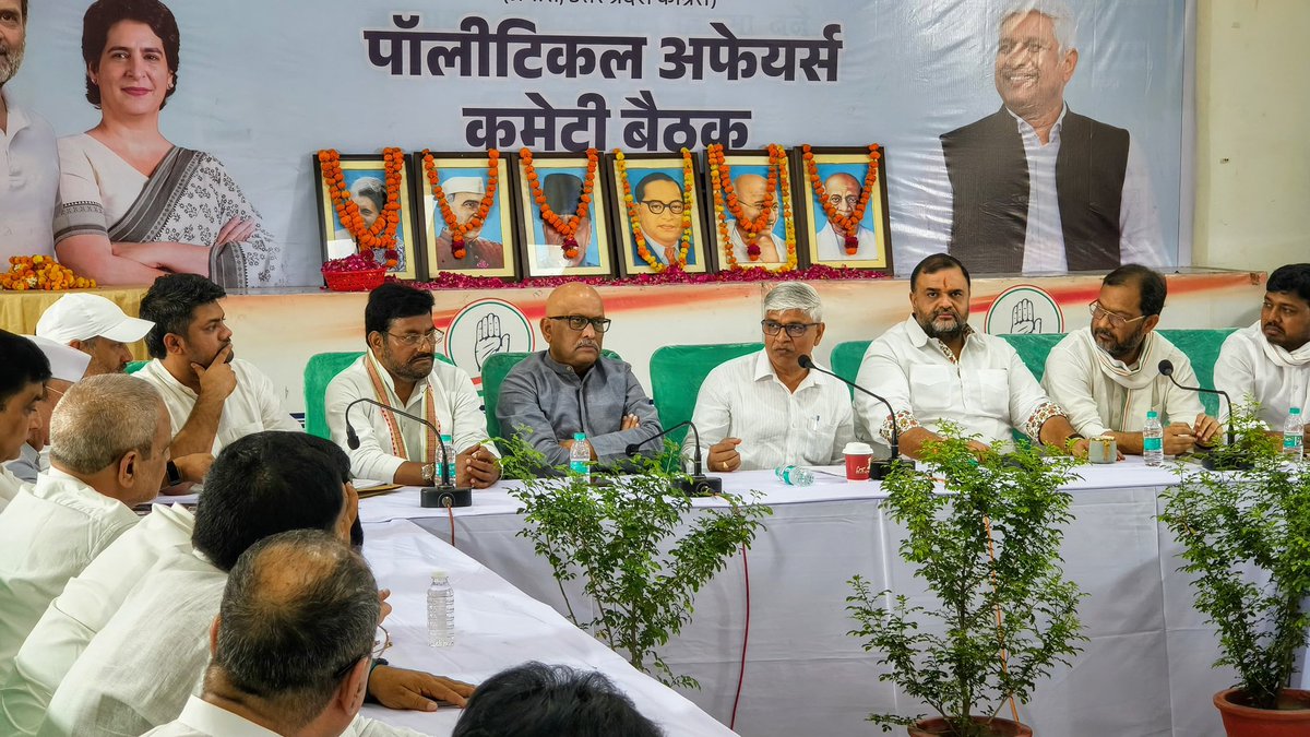 kashikirai's tweet photo. आज प्रदेश मुख्यालय, लखनऊ में उ.प्र. कांग्रेस की 'पॉलिटिकल अफेयर्स कमेटी' की अत्यंत महत्वपूर्ण बैठक मेरी अध्यक्षता एवं यूपी कांग्रेस प्रभारी श्री @AdvRajendraPal जी की गरिमामयी उपस्थिति में सफलतापूर्वक संपन्न हुई।

बैठक में राज्य की वर्तमान राजनीतिक परिस्थितियों और संगठन की आगामी कार्ययोजना पर बेहद गंभीरता से विस्तृत मंथन किया गया।

बैठक में राष्ट्रीय व प्रदेश स्तर के वरिष्ठ पदाधिकारीगण, सांसदगण व विधायकगण उपस्थित रहे। सभी ने प्रदेश में पार्टी की जमीनी पकड़ को मजबूत करने व जनहित के मुद्दों को पूरी प्रखरता से उठाने का संकल्प लिया।

यह बैठक सिर्फ एक विमर्श नहीं, बल्कि प्रदेश की जनविरोधी नीतियों के खिलाफ जन-आंदोलन का शंखनाद है। कांग्रेस का एक-एक सिपाही अब सड़क पर उतरकर जनता के हक का हिसाब मांगेगा। बदलाव तय है!

जय हिंद, जय कांग्रेस! 🇮🇳