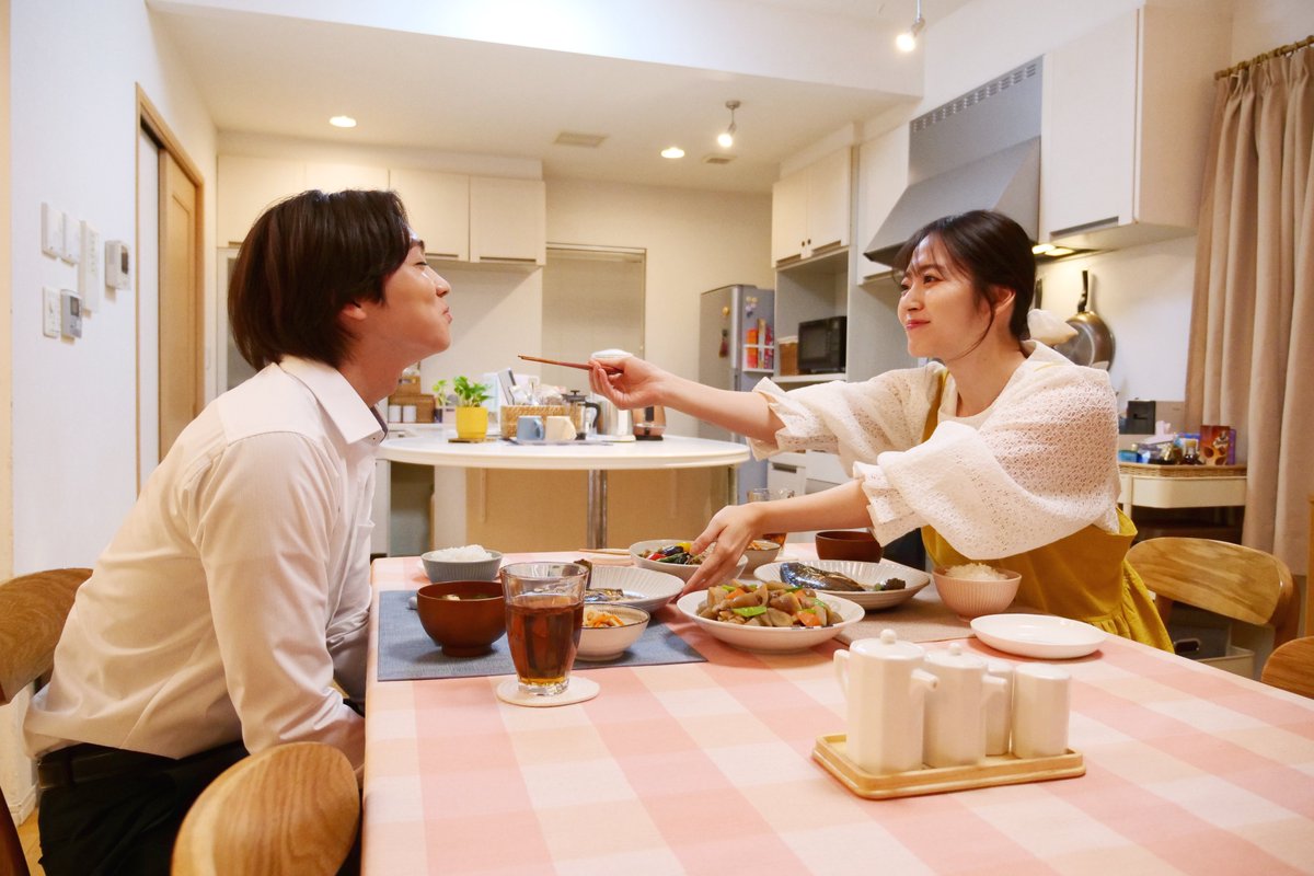 sakuyare_movie's tweet photo. ✧・┈┈┈・❤︎・┈┈┈・✧
⠀『#昨夜は殺れたかも』
　⠀場面写真一挙公開！
✧・┈┈┈・❤︎・┈┈┈・✧
⠀
ラブラブな食卓風景から、一触即発寸前の睨み合いも⁉
秘密を抱えた新婚夫婦と
クセ者揃いの面々を捉えました📸
⠀
主演：#吉野北人(#THERAMPAGE)  × #鈴木愛理
10.23 Fri 殺し愛、開戦❤︎