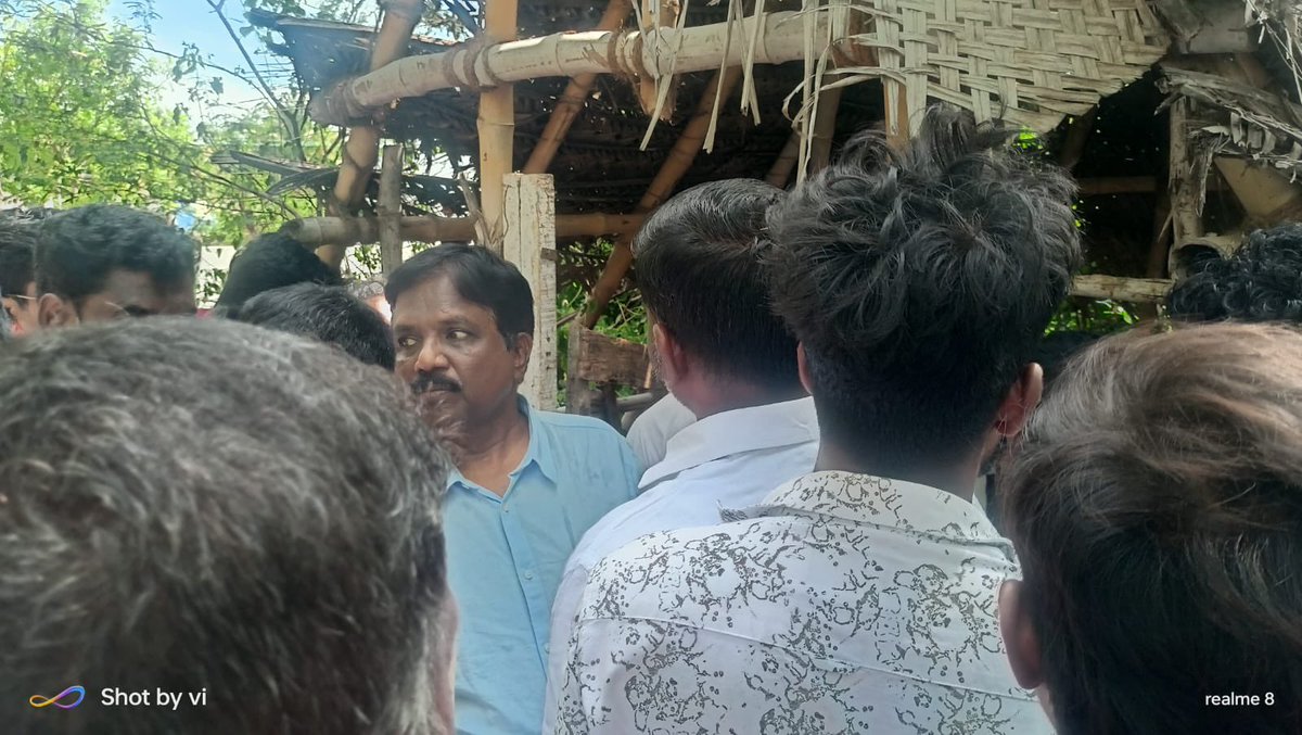 WriterRavikumar's tweet photo. தரங்கம்பாடி பார்த்திபனின் பெற்றோருக்கு ஆறுதல் 

தரங்கம்பாடி சாத்தங்குடியைச் சேர்ந்த மாரிமுத்து - விஜயலட்சுமி இணையரின் மகன் பார்த்திபனும் இன்னொரு சாதியைச் சேர்ந்த அவரது காதலியும் தூக்கில் உயிரிழந்த நிலையில் கண்டுபிடிக்கப்பட்டனர். அவர்கள் ஆணவப் படுகொலை செய்யப்பட்டதாகக் குற்றச்சாட்டு எழுந்துள்ளது. இந்நிலையில் தலைவர் @thirumaofficial அவர்களின் வழிகாட்டுதலுக்கிணங்க பார்த்திபனின் வீட்டுக்குச் சென்று அவரது பெற்றோரை சந்தித்து ஆறுதல் கூறி நிதி வழங்கினேன். சடலங்கள் கண்டுபிடிக்கப்பட்ட இடத்தையும் பார்வையிட்டேன். 

மண்டலச் செயலாளர் அறிவழகன்; மாவட்டச் செயலாளர்கள் அன்பரசன், தாமு இனியவன்; நிர்வாகிகள் சுந்தரமூர்த்தி, மதி, தேவா, செந்தில் செல்வகுமாரி, சசிகலா, சந்தியா, உள்ளிட்டோர் உடனிருந்தனர்.