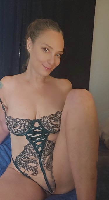 AngelGrave8 - Starting this Thursday with a little bit of thigh! Hungry, anyone? 🫦😋 #lingerie #thursdayvibes #photo #GILF #MILF https://t.co/Yc8G90AU56