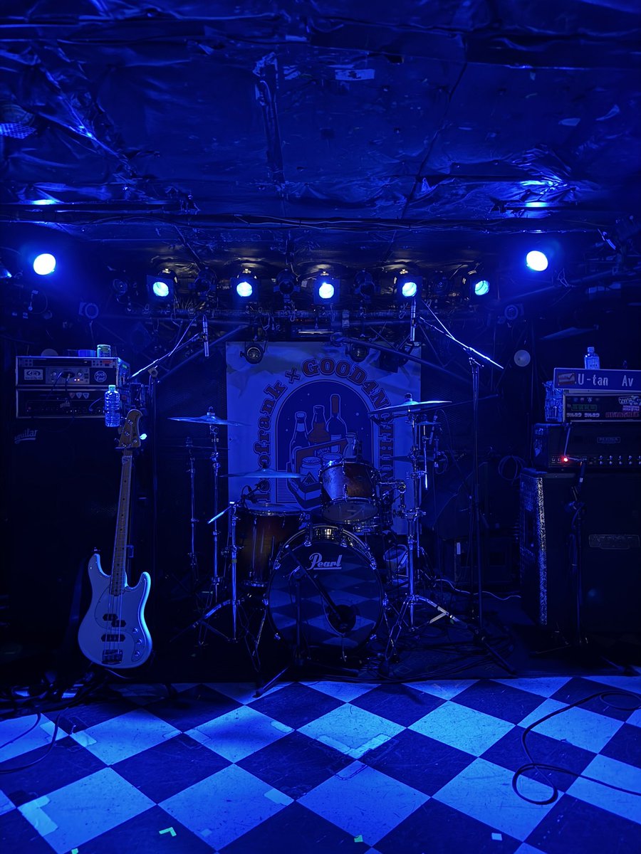 tommy311tommy's tweet photo. #locofrank
#GOOD4NOTHING
#HANGOVERTOUR https://t.co/cbWvRU2lzg