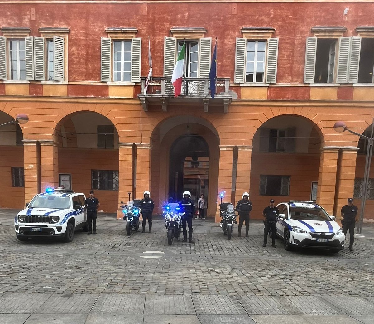 PMTerredargine's tweet photo. #PMTerredargine #PLfacciamo commemoriamo con un minuto di silenzio il Collega Francesco Imprezzabile della P.L. di Milano deceduto in servizio. https://t.co/FTLRdjzfSV