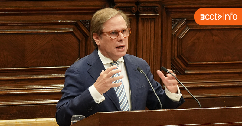 3CatInfo's tweet photo. Joan Garriga (VOX) acusa el govern de Salvador Illa de fer negoci amb l'habitatge i afirma que "han convertit la Generalitat en una màquina de recaptar impostos i repartir subvencions, i s'han oblidat que primer van els de casa." https://t.co/QiYjb0PmJB https://t.co/MKGZp4o999