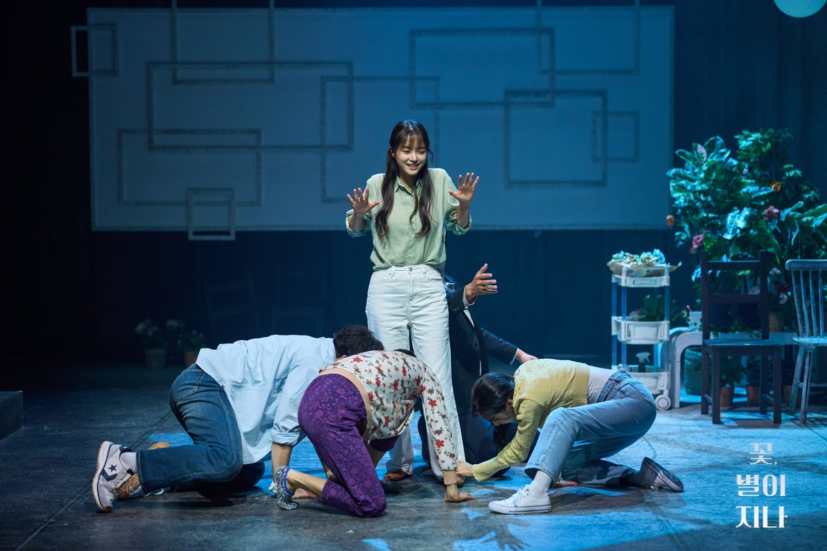 theater_ganda's tweet photo. 💐연극 <꽃, 별이 지나> ⠀
#꽃별이지나 #공연사진공개

“예쁜 꽃이 되고, 빛나는 별이 되는 거야”
꽃 같은 사람들과 별이 된 사람들의 아름다운 이야기
⠀⠀
-
💐연극 <꽃, 별이 지나>
기간: 2026.06.16(화) ~ 2026.08.23(일)
장소: NOL 서경스퀘어 스콘 1관
⠀ ⠀ ⠀
#공연배달서비스간다 #공연예술창작주체