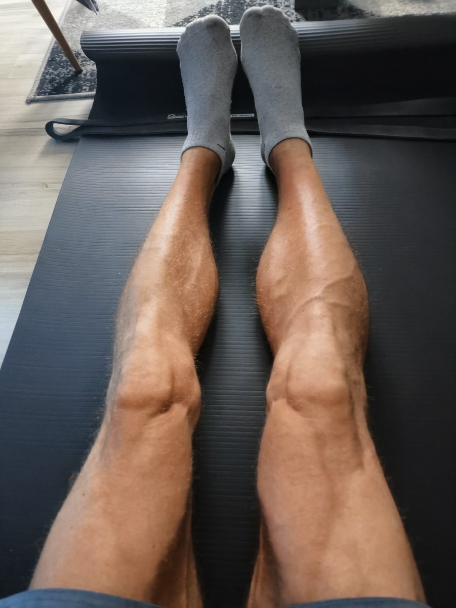 PanAlpha338's tweet photo. Czy ktoś ma na twitterze lepszą łydę od mojej?

#master #feet #legs #cashmeet #paypig #alpha #findom #maledom #alphamale https://t.co/4wlqXlJSdT
