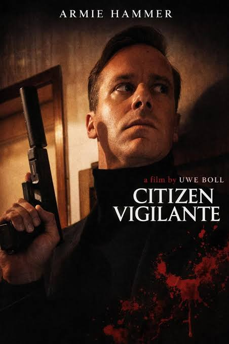 ahmtamim9's tweet photo. Citizen Vigilante - der Subtext hinter dem Film

Dass die Verherrlichung von Gewalt im Film seit jeher kontroverse Debatten auslöst, ist nicht neu. Von der Hays-Code-Ära bis hin zu den ultraviolenten Provokationen eines Sam Peckinpah oder Quentin Tarantino hat das Kino immer wieder die Frage provoziert, wo die künstlerische Freiheit endet und die gesellschaftliche Verantwortung beginnt. 
Doch selten zuvor erschien die Grenze zwischen dem noch Zulässigen und dem zu Bannenden so porös wie in der aktuellen Diskussion um den Film Citizen Vigilante.
Auf den ersten Blick erzählt der Film eine vertraute Geschichte: Ein Bürger, der das Vertrauen in die staatlichen Institutionen verloren hat, greift selbst zur Waffe, um das zu vollenden, was der Rechtsstaat angeblich versäumt. Das staatliche Gewaltmonopol und das rechtsstaatliche Verfahren werden hier nicht bloß kritisch beleuchtet, sondern als störende, ja geradezu große Hindernisse auf dem Weg zur wahren Gerechtigkeit inszeniert. Solche Narrative der Selbstjustiz sind nicht neu. Was Citizen Vigilante jedoch von seinen Vorgängern unterscheidet, ist nicht lediglich eine affirmative Haltung zur Vigilanz, sondern eine regelrechte Werbung für sie - eine filmische Verführung, die den Zuschauer nicht bloß unterhält, sondern zur Selbstermächtigung motiviert.
Der Film bedient sich dabei einer besonders wirkmächtigen Form: der Dokufiktion. Reale gesellschaftliche Ereignisse, wie brutale Gruppenvergewaltigungen oder andere dokumentierte Gewalttaten, werden in eine überspitzte, gleichwohl glaubwürdig inszenierte Erzählung überführt. Der Zuschauer wird zum unmittelbaren Zeugen gemacht. Er durchleidet den Schmerz des Opfers, spürt die Wut des ohnmächtigen Betrachters und erlebt schließlich die kathartische Erlösung, wenn der „Citizen“ zuschlägt. 
Diese Darstellung mag künstlerisch genial sein aber bleibt moralisch fragwürdig. Sie befriedigt ein tiefes, archaisches Bedürfnis nach unmittelbarer Vergeltung, dass in Zeiten wahrgenommener staatlicher Schwäche besonders virulent wird. Die Dokufiktion tarnt sich als realistische Abbildung, während sie in Wahrheit eine hochgradig manipulative Suggestion darstellt.

Dass das Genre der Dokufiktion ein bevorzugtes Instrument politischer Propaganda ist, hat die Filmgeschichte vielfach bewiesen. Man denke an "Jud Süß" , jenen Hetzfilm des NS-Regimes, der reale historische Figuren verzerrte, um antisemitischen Ressentiments eine scheinbar dokumentarische Legitimation zu verleihen. Man vergleiche ihn mit Charlie Chaplins "Der große Diktator", der ebenfalls zeitgenössische Figuren und Verhältnisse aufgriff, jedoch mit dem Ziel der Aufklärung. Beide Filme bedienen sich ähnlicher ästhetischer Mittel, und doch könnte ihre moralische Stoßrichtung kaum unterschiedlicher sein. Der eine stachelt auf, der andere befreit; der eine verengt den Blick auf den Sündenbock, der andere macht das exakte Gegenteil.
Citizen Vigilante steht unzweifelhaft in der Tradition des ersteren. Er inszeniert den Rechtsstaat nicht als unvollkommenes, aber prinzipiell schützenswertes System, sondern als Komplizen der Kriminalität. Er macht aus dem Bürger kein gemäßigtes Korrektiv, sondern einen Rächer, dessen Tat als notwendige, ja heldenhafte Befreiungstat erscheint. Die filmische Rhetorik, die sorgfältig gewählten Realitätsausschnitte, die emotionale Identifikation, die befreiende Gewaltkatharsis, zielt darauf ab, Nachahmung nicht nur denkbar, sondern wünschenswert erscheinen zu lassen. In einer Zeit gesellschaftlicher Polarisierung und wachsenden Misstrauens gegenüber Institutionen wirkt der Film wie eine Hommage an jene Rechtsterroristen und Selbstjustiz-Ikonen, die sich bereits außerhalb des Kinos als „Bürgerwehren“ oder einsame Rächer inszeniert haben. 
Die eigentliche Herausforderung liegt daher nicht in einem pauschalen Verbot von Gewaltdarstellungen - das wäre zu einfach.  Sie liegt vielmehr in der präzisen Unterscheidung zwischen einer Kunst, die Gewalt als menschliche Realität zeigt, um sie zu problematisieren, und einer Darstellung, die Gewalt als Erlösung feiert, um sie zu propagieren. Zwischen der Erkenntnis, dass der Mensch zur Barbarei fähig ist, und der zynischen Suggestion, dass eben diese Barbarei die einzige verbliebene Form von Gerechtigkeit sei.
Citizen Vigilante überschreitet diese Grenze. Er liefert nicht bloß Unterhaltung; er liefert einen gefährlichen Affekt - den Affekt der ersehnten, willkürlichen Befreiung durch das Blut des Anderen. 
In einer Gesellschaft, die auf dem Gewaltmonopol des Staates und dem Primat des Rechts beruht, ist ein solcher Film mehr als nur ein künstlerisches Ereignis. Er ist ein Symptom und zugleich ein Katalysator jener Erosion, die er vordergründig nur abbildet. Die Diskussion um ihn ist daher nicht einfach nur eine Zensurdebatte. Sie ist vielmehr eine notwendige Verständigung darüber, wie viel Verführung zur Lynchjustiz in diesen turbulenten Zeiten erlaubt ist.
