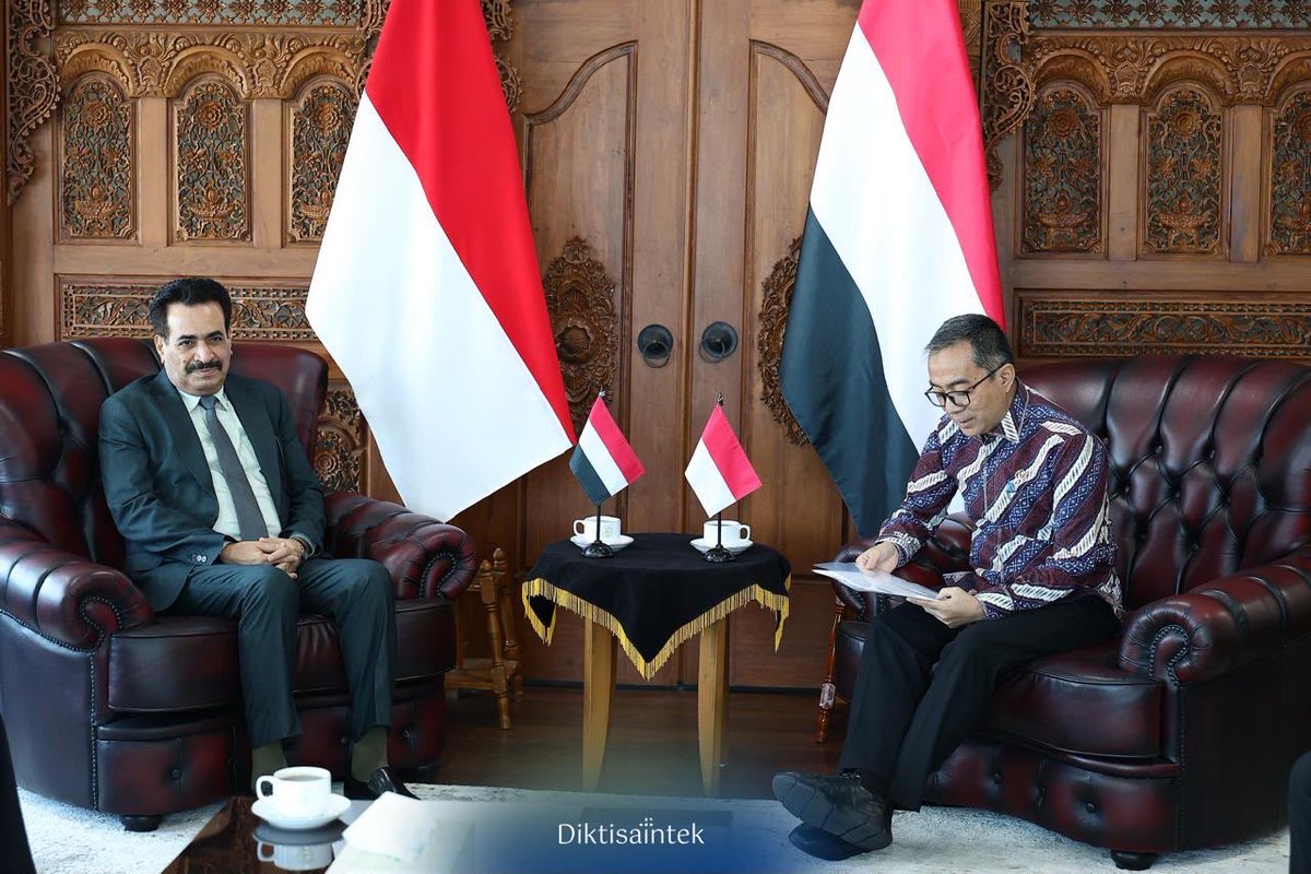 YemenEmbJkt's tweet photo. التقى سعادة السفير سالم أحمد بلفقيه، صباح اليوم الخميس الموافق 2 يوليو 2026م، معالي البروفيسور بريان يوليارتو، وزير التعليم العالي والعلوم والتكنولوجيا في جمهورية إندونيسيا.
وبحث الجانبان سبل تعزيز التعاون في مجالات التعليم العالي والبحث العلمي والتكنولوجيا، وتفعيل مذكرة التفاهم الموقعة بين البلدين، إلى جانب مناقشة استئناف وتوسيع برامج المنح الدراسية والتبادل الثقافي والأكاديمي، بما يسهم في تعزيز الشراكة بين الجامعات اليمنية والإندونيسية وخدمة المصالح المشتركة للبلدين.
وأكد الجانبان أهمية مواصلة التنسيق والعمل المشترك لتطوير العلاقات الأكاديمية والعلمية، بما يعكس عمق العلاقات الثنائية بين الجمهورية اليمنية وجمهورية إندونيسيا.