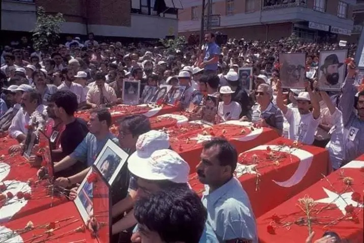 KalpakHalk's tweet photo. "Cumhuriyet burada kuruldu, burada yıkılacak" diye anıran Arapçı dinbaz şeriatçı eşkıyalar tarafından katledilen 33 yurttaşımızı saygıyla anıyorum.

Sivas Katliamı, gericiliğin ve yobaz terörizmin kara lekesidir. https://t.co/2Mv1vQALuz