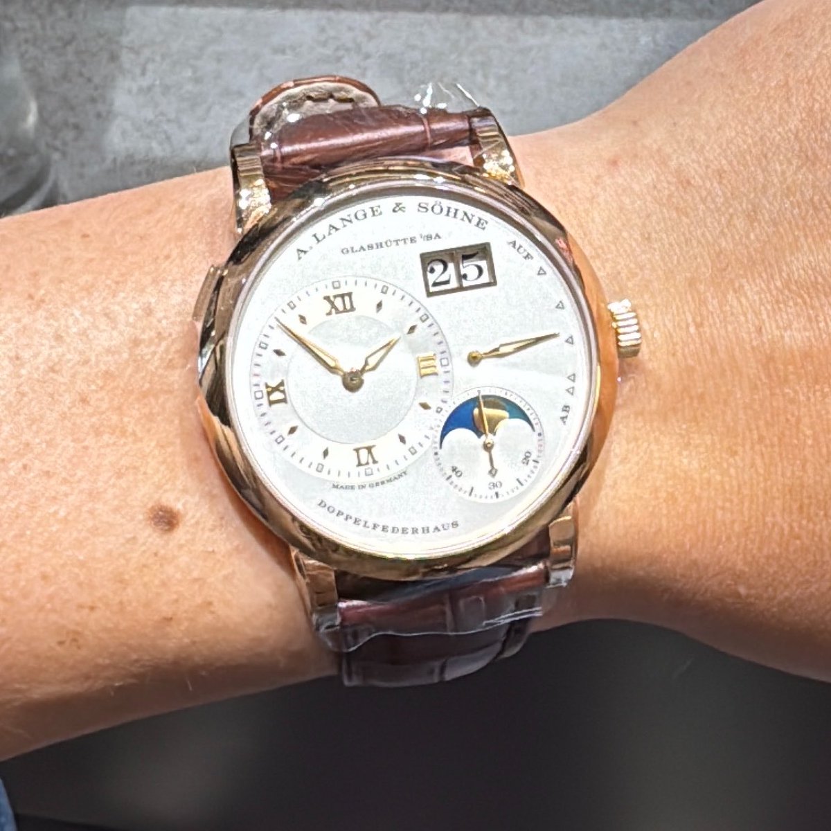 ryo_card's tweet photo. 初めてランゲ1を腕に⌚️
グレーがかっこいいんですがサイズは38.5が好み
そして重い😳
ゴールドなんでやっぱりこれくらいの重さなのかと実感
暇だったのか中国店員さん優しい😂 https://t.co/dyX81BIVme