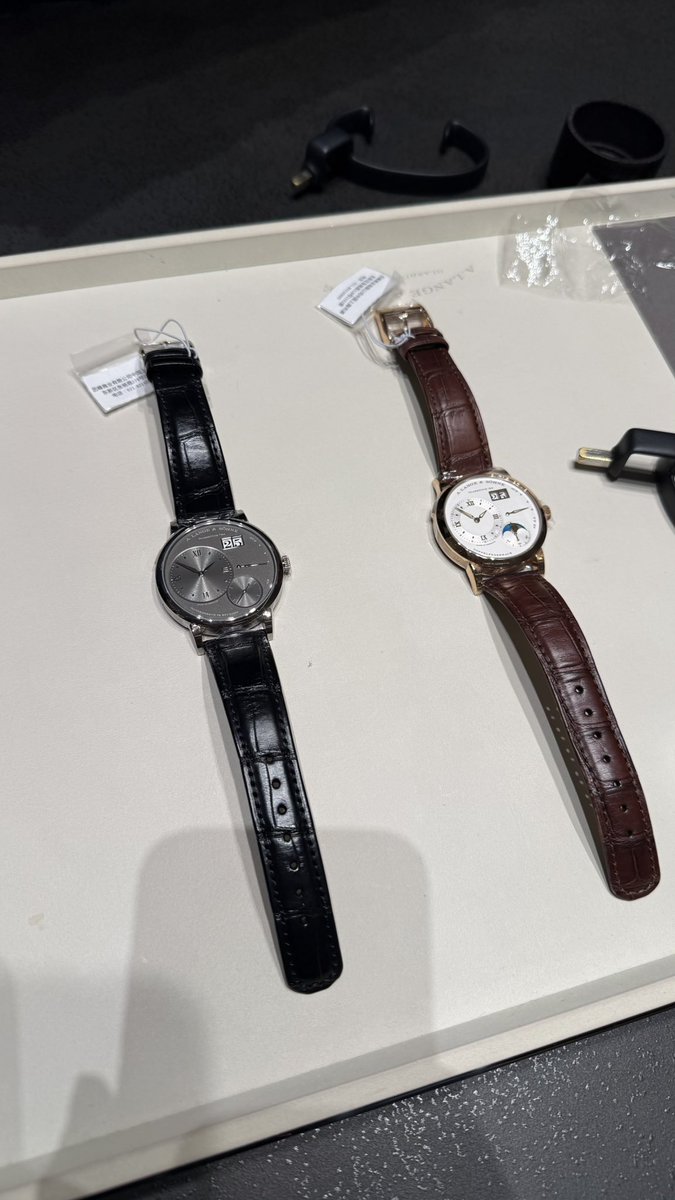 ryo_card's tweet photo. 初めてランゲ1を腕に⌚️
グレーがかっこいいんですがサイズは38.5が好み
そして重い😳
ゴールドなんでやっぱりこれくらいの重さなのかと実感
暇だったのか中国店員さん優しい😂 https://t.co/dyX81BIVme