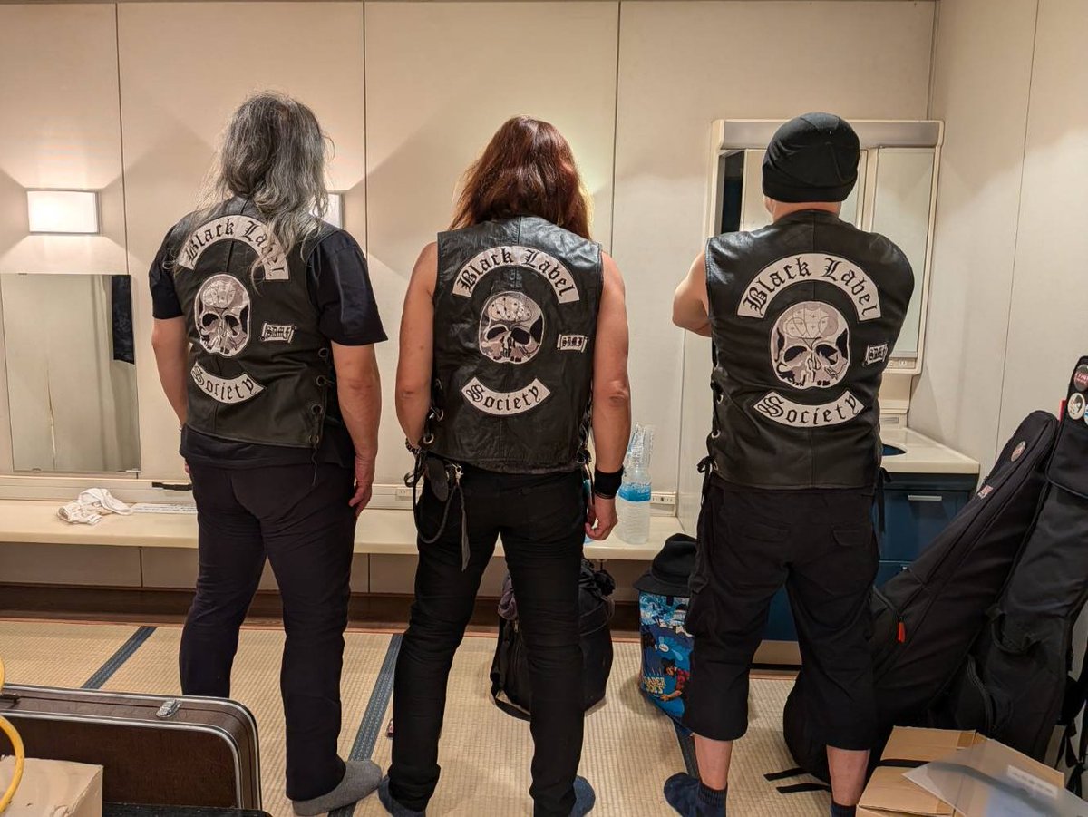 SIN1967_'s tweet photo. 《OZZIFEST 番外編》
OZZIFESTの日、お手伝いに来てくれていたZaku-Chinからベスト借りてパチリ📷
黒い三連星
トリプルドム ならぬトリプルザック📷
#ozzikiosbourne #ozzyosbourne #fanj https://t.co/PmJOrCLwLp