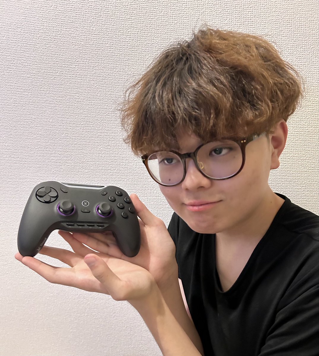 MuuCONIQ_66's tweet photo. void Gaming様より
「void GENESIS」を提供していただきました

スティックがとてもよくエイムがしやすくなった気がします
追加された１０個のボタンも好きなキーが割り当てられて超便利
パッド自体も軽くて長時間ゲームしてても楽
アプリで細かく調整できて自分に合う設定が必ず見つかるはず
 #PR https://t.co/6wca1yTJkG