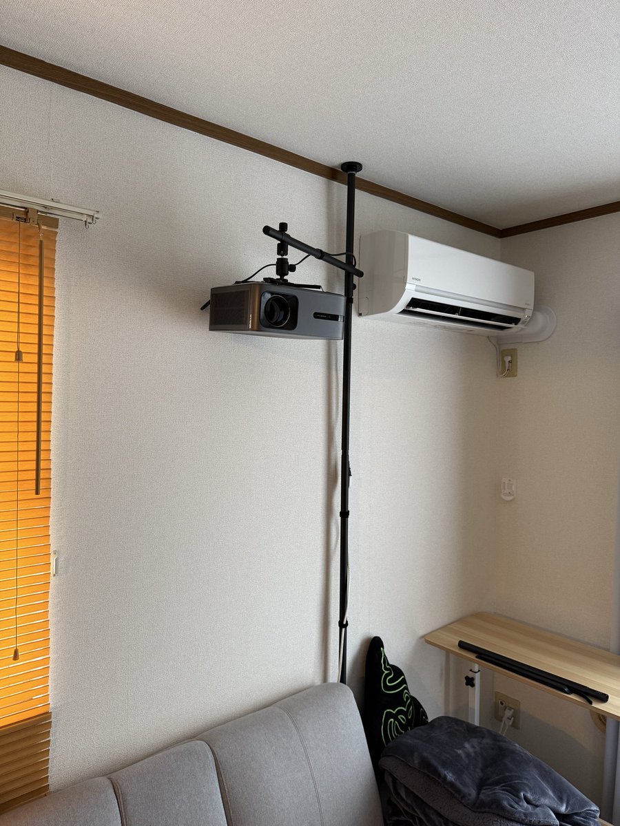 eg_sukesan's tweet photo. 帰宅したのでリビング環境を📷
プロジェクターの延長コードを黒にしたりとかやる事はまだあるけど
天吊り環境は場所取らないし良き
#roomsetup #プロジェクターのある生活 https://t.co/bVDrpB010U